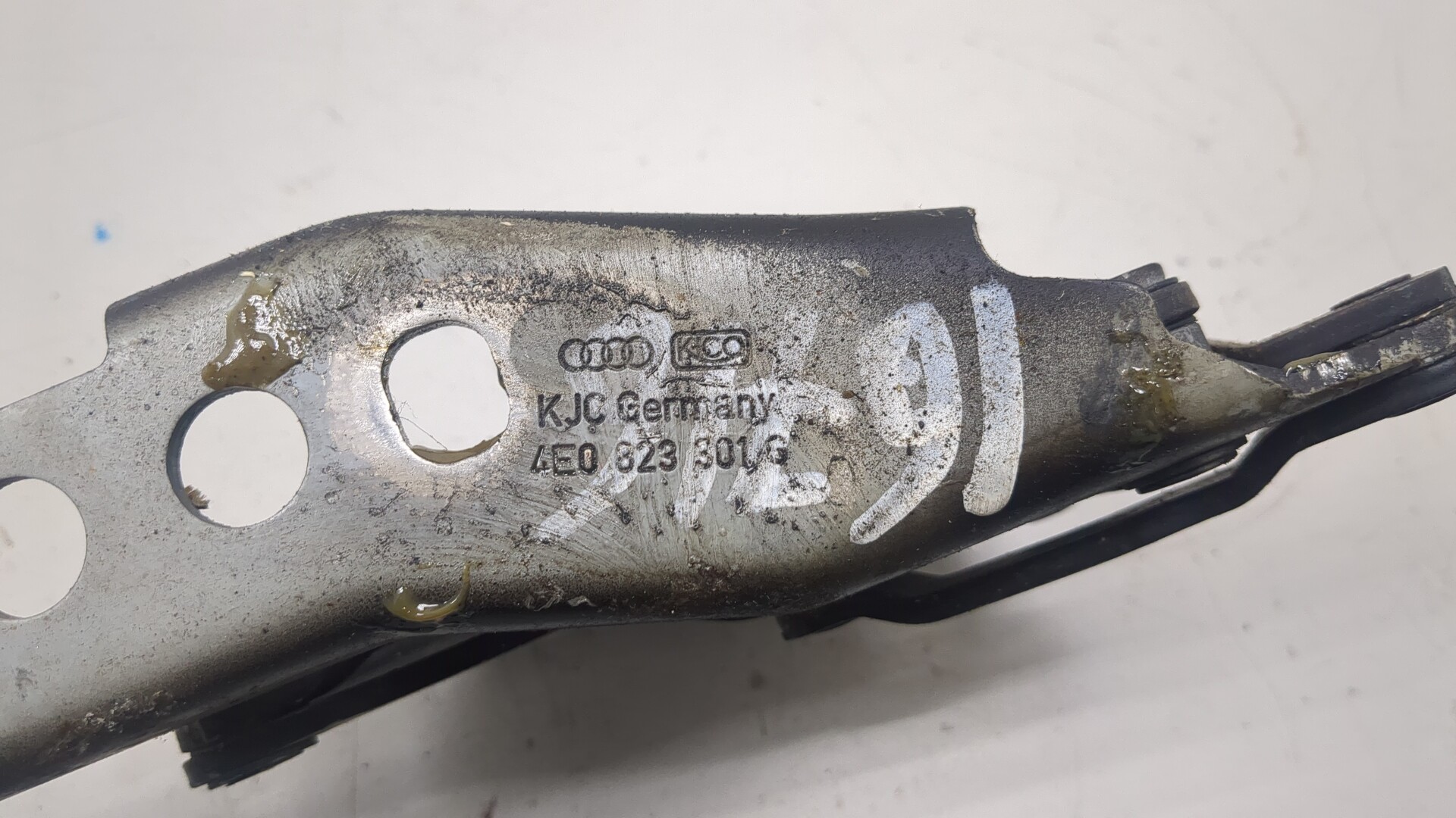 Петля капота левая