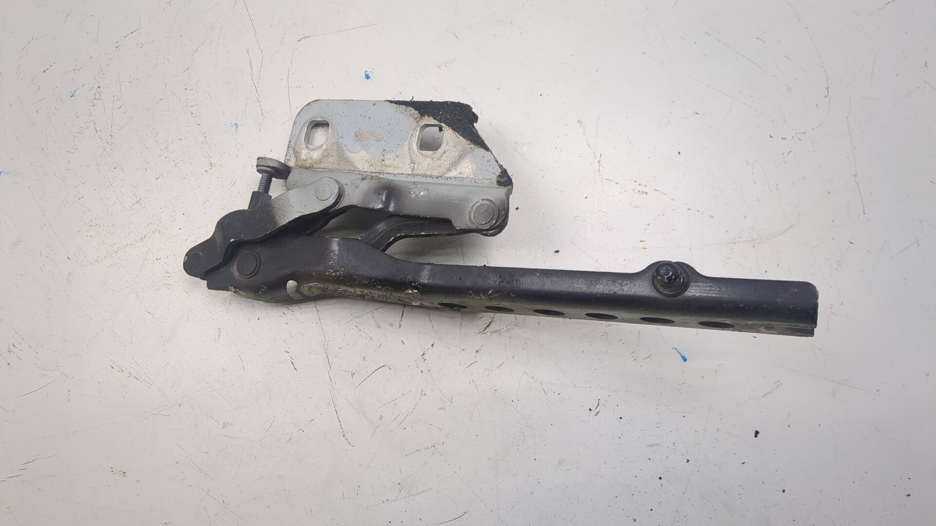 Петля капота левая