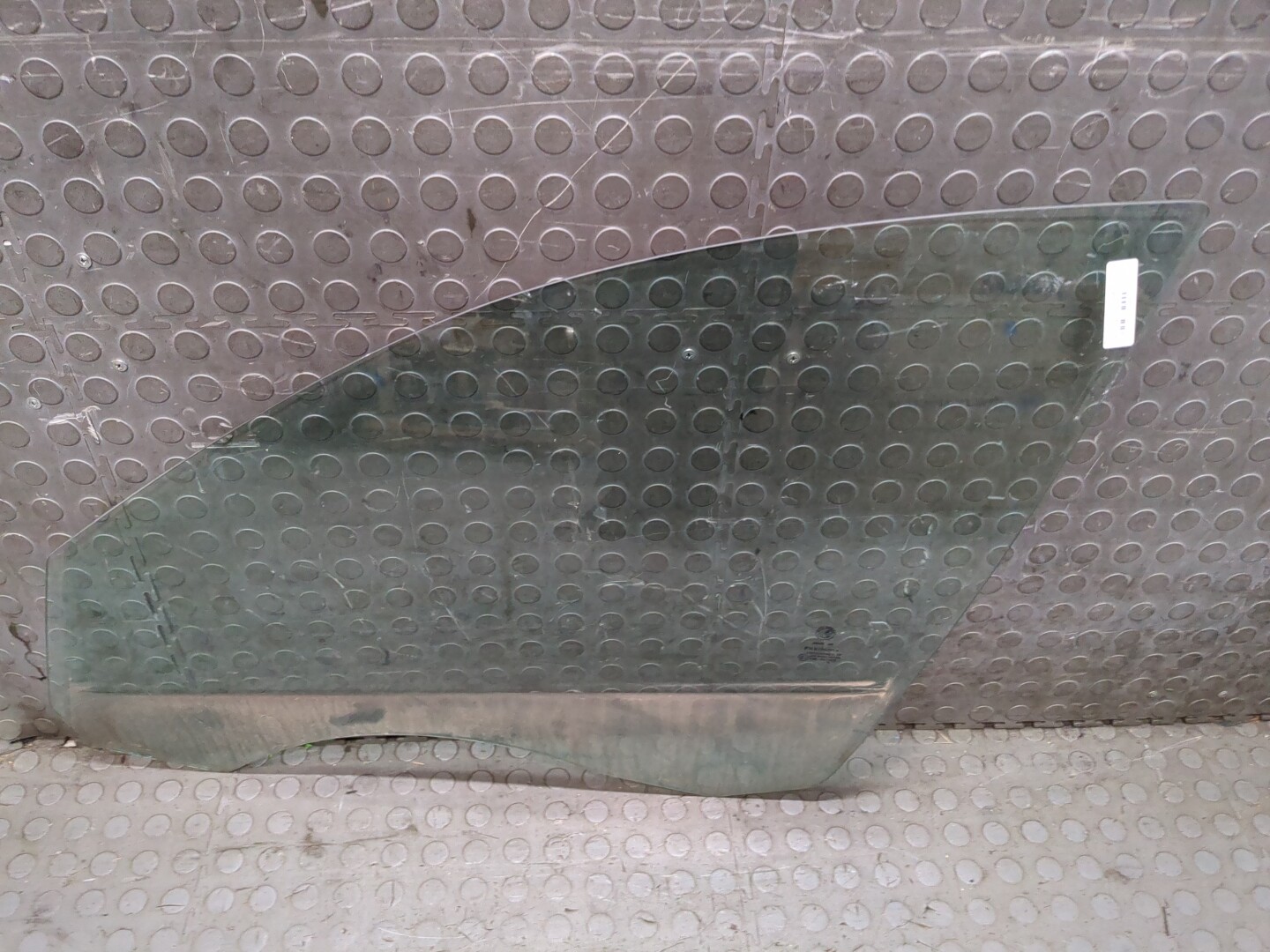 Стекло двери передней левой