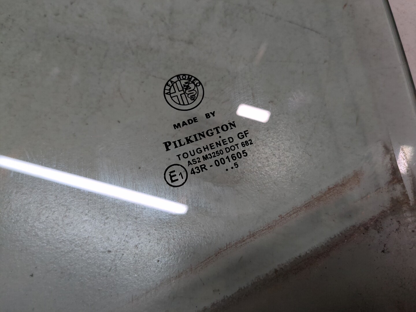 Стекло двери передней левой