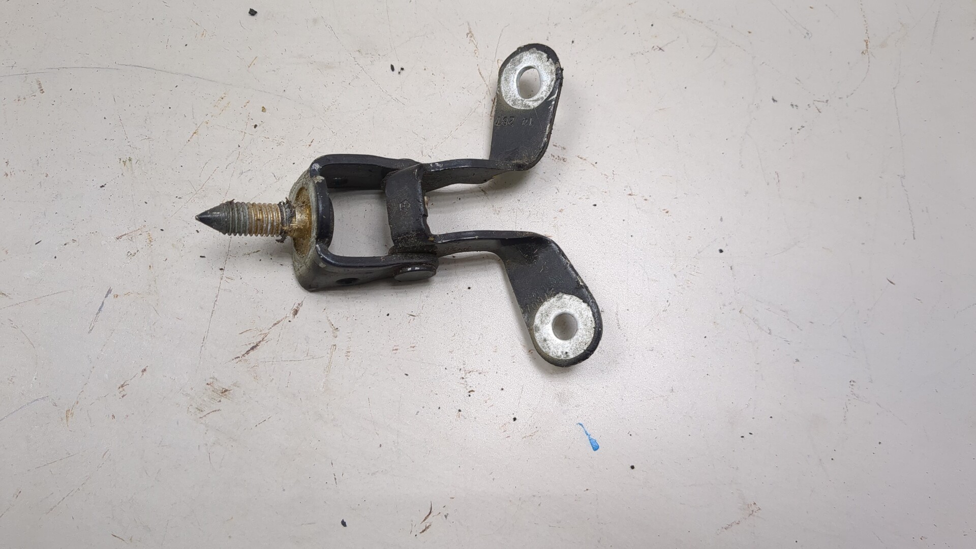 Петля крышки багажника