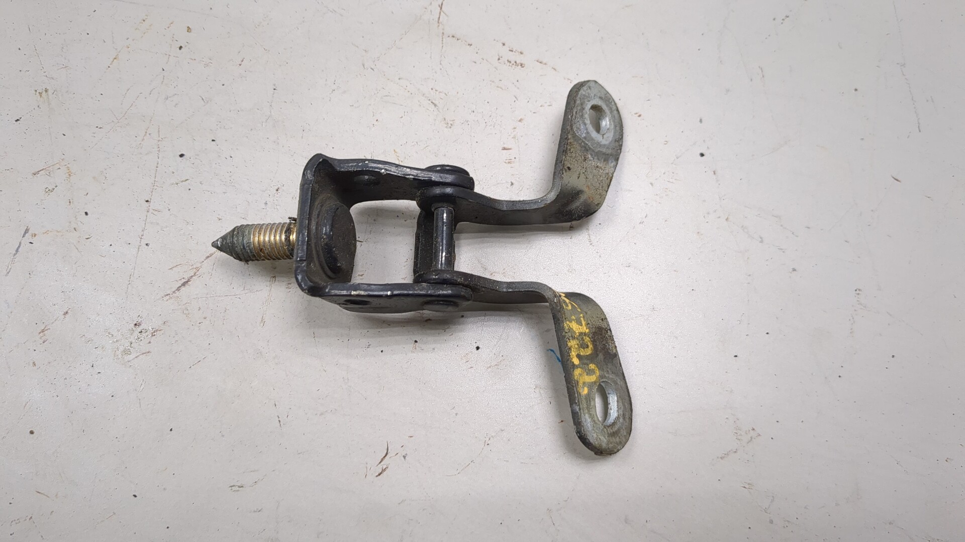 Петля крышки багажника