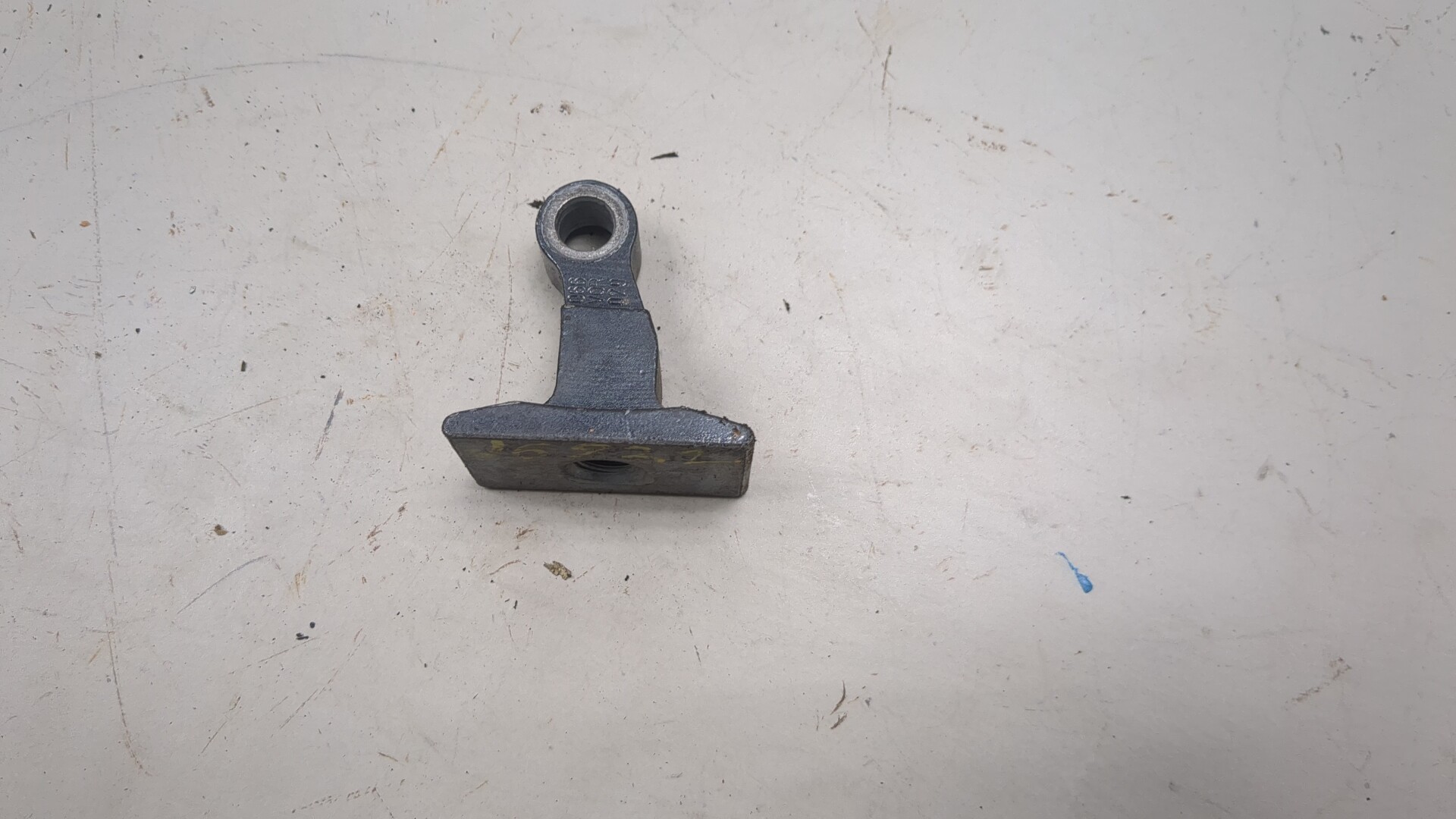 Петля двери