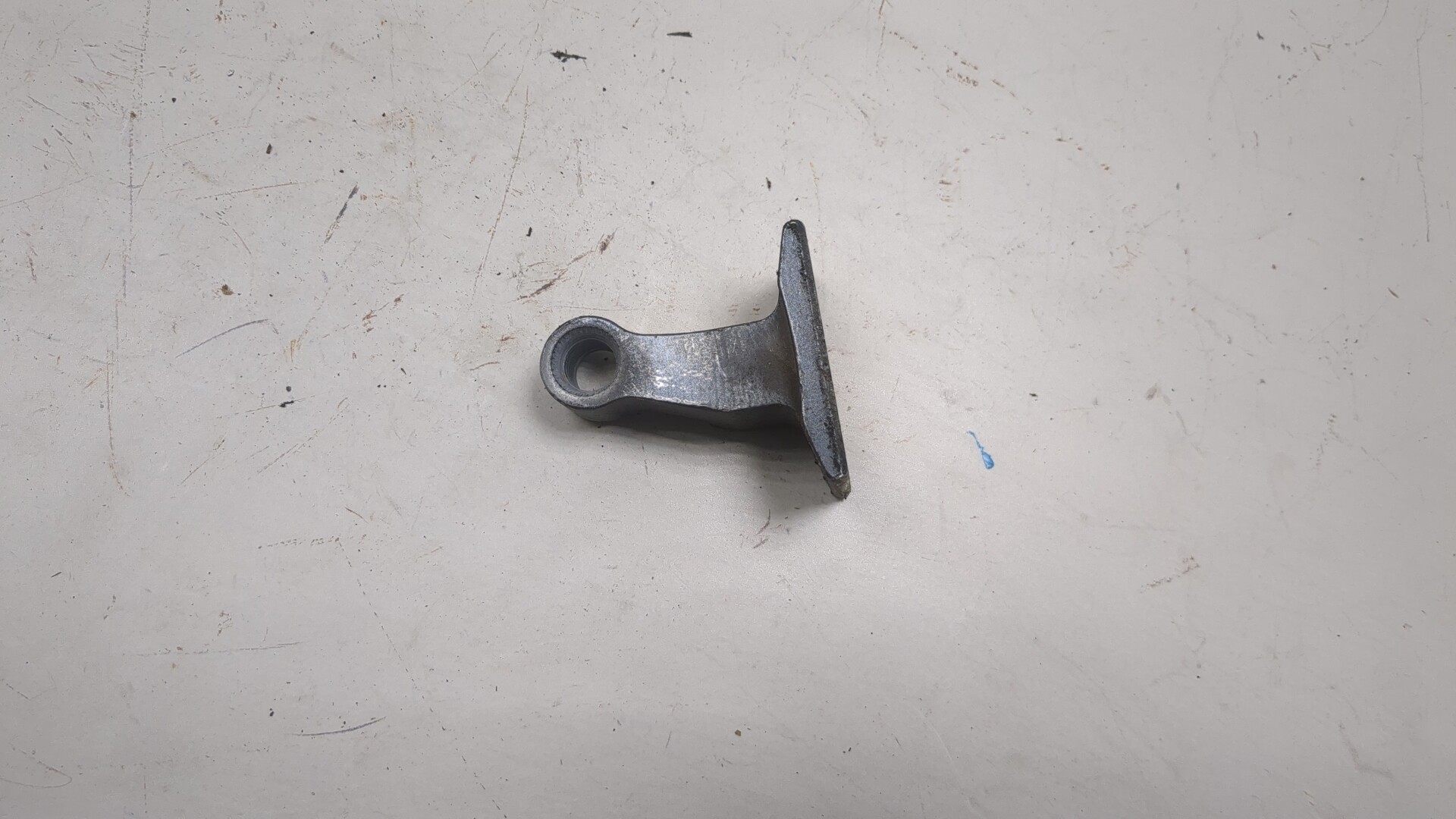 Петля двери