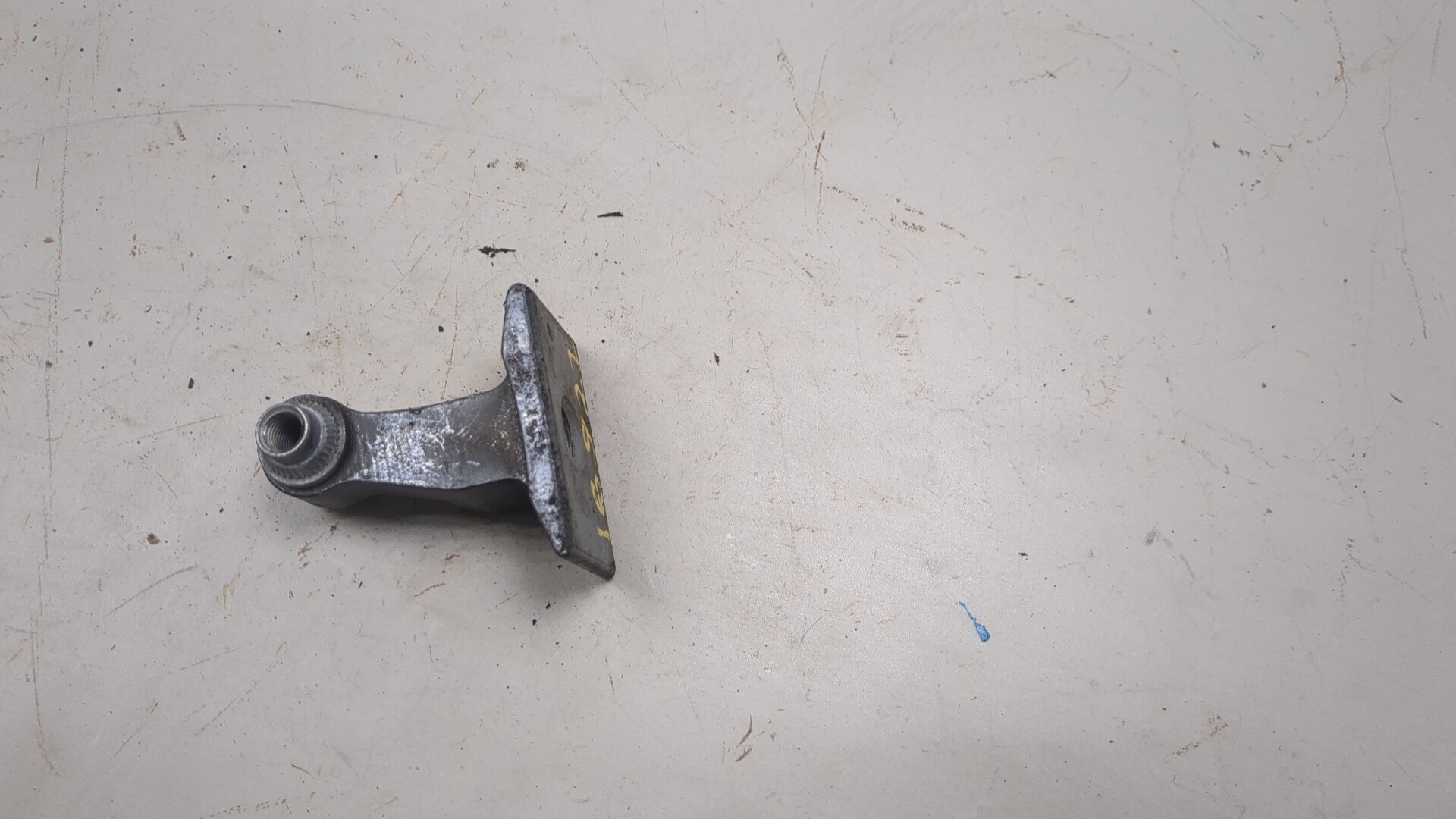 Петля двери