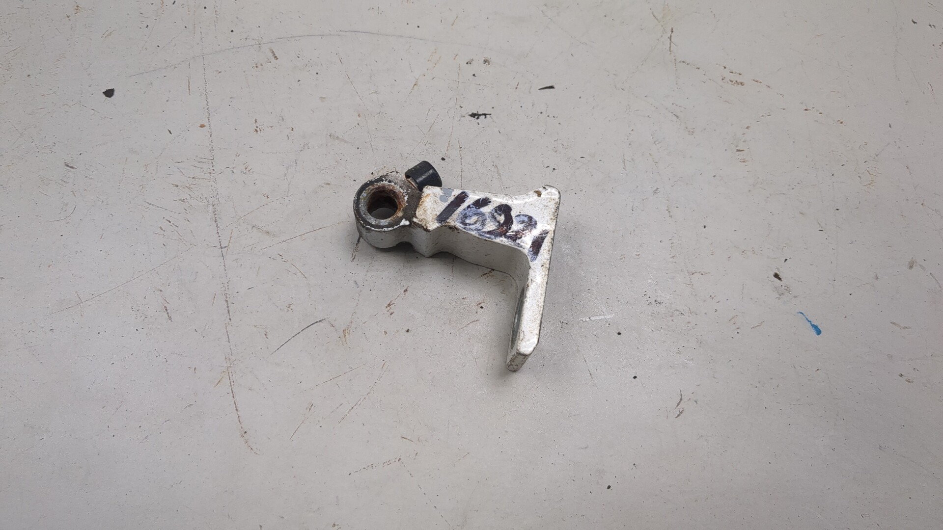 Петля двери