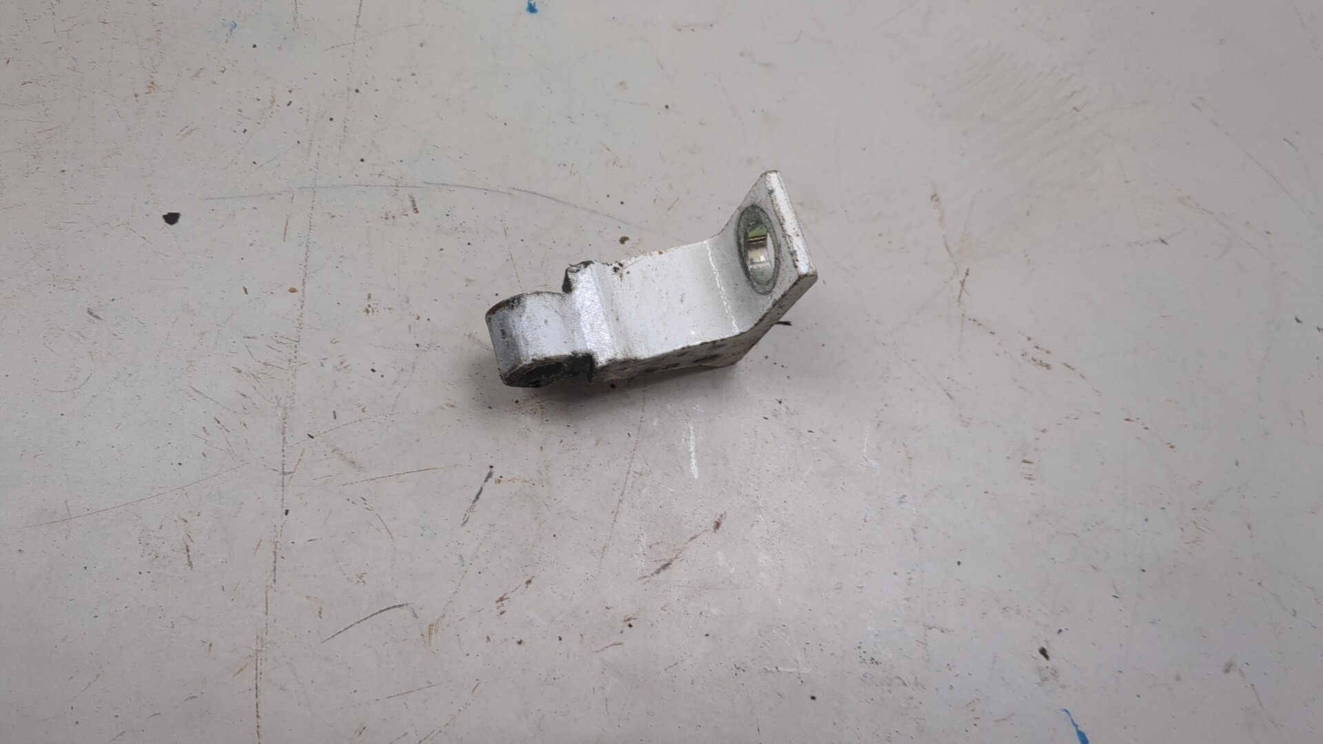 Петля двери