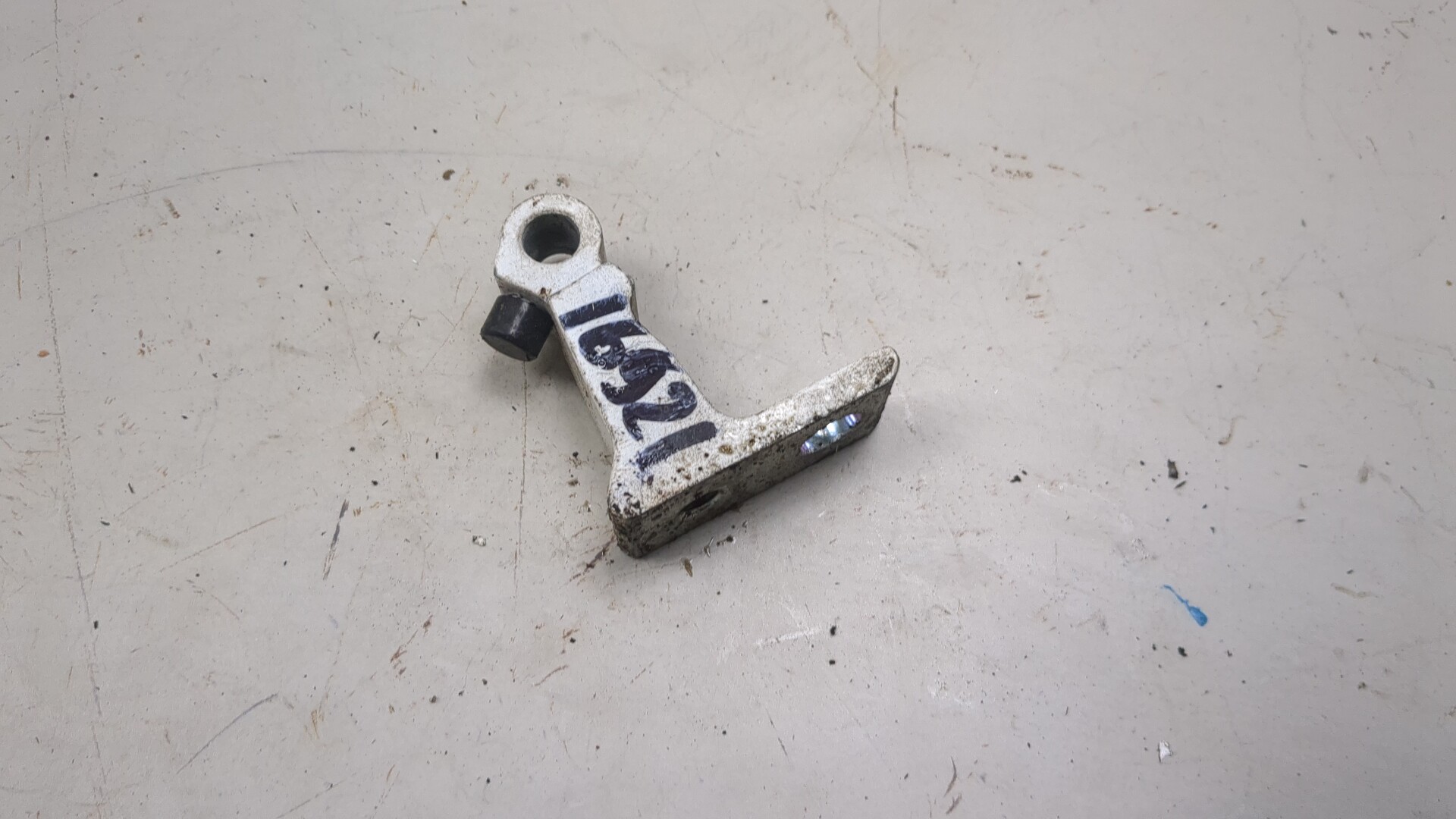 Петля двери