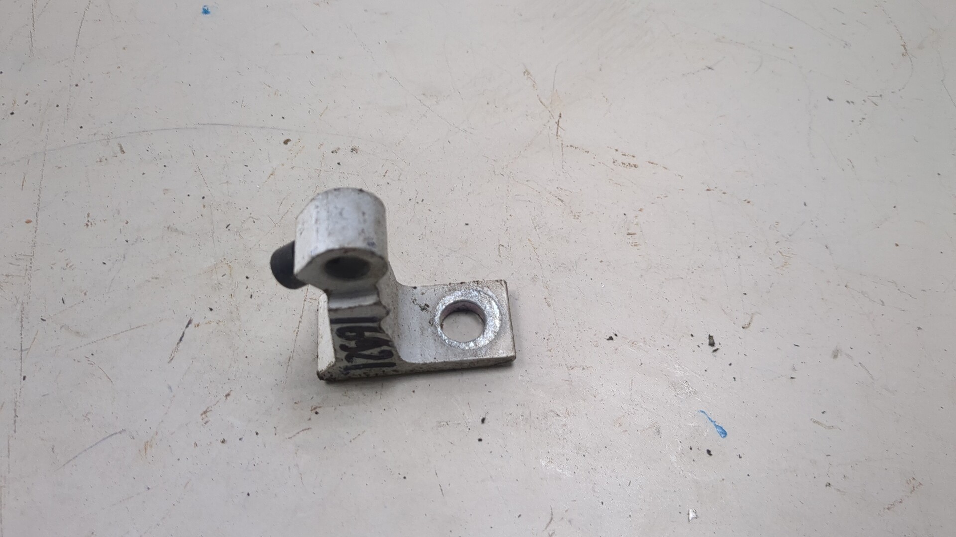 Петля двери