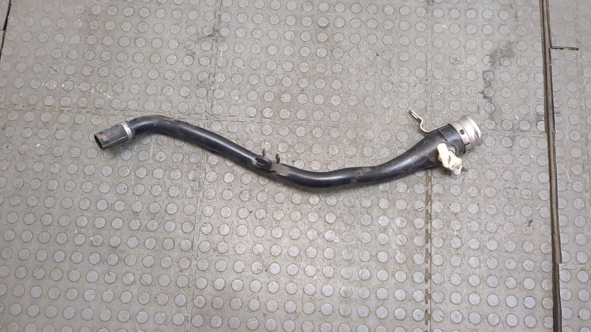 Горловина топливного бака