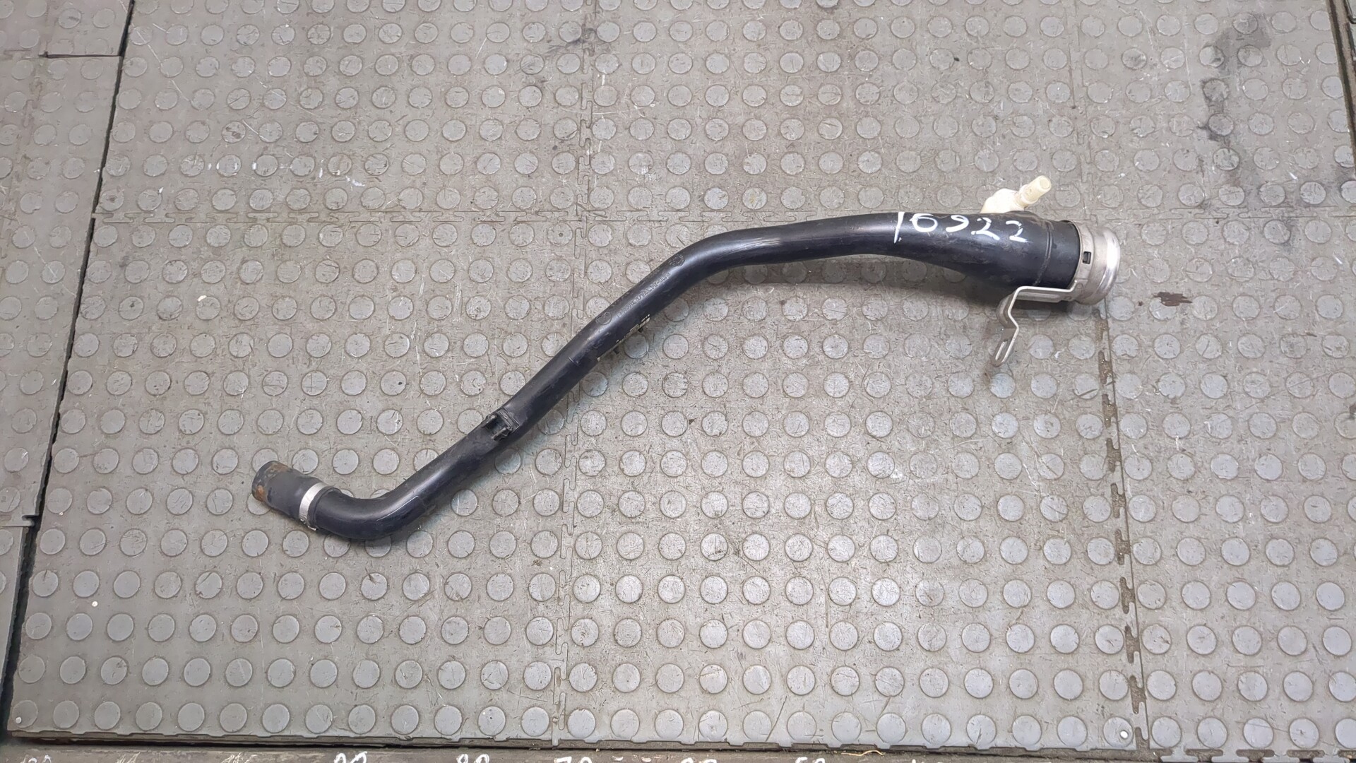 Горловина топливного бака