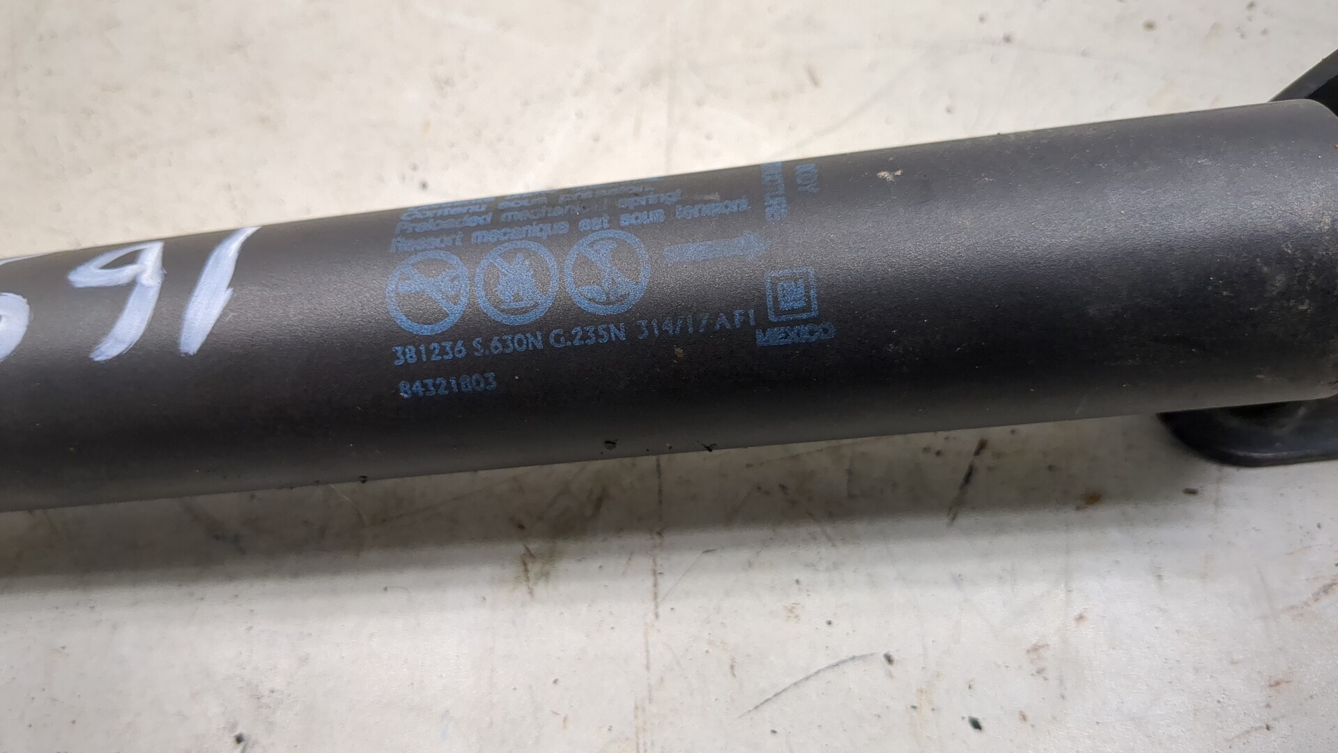 Амортизатор крышки багажника