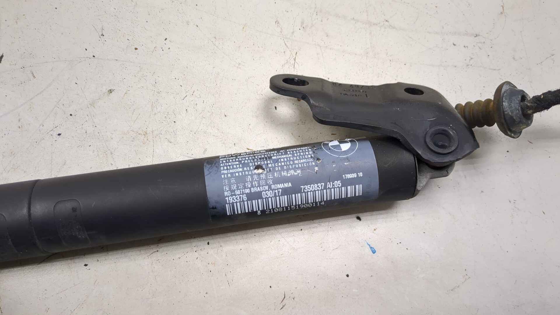 Амортизатор крышки багажника