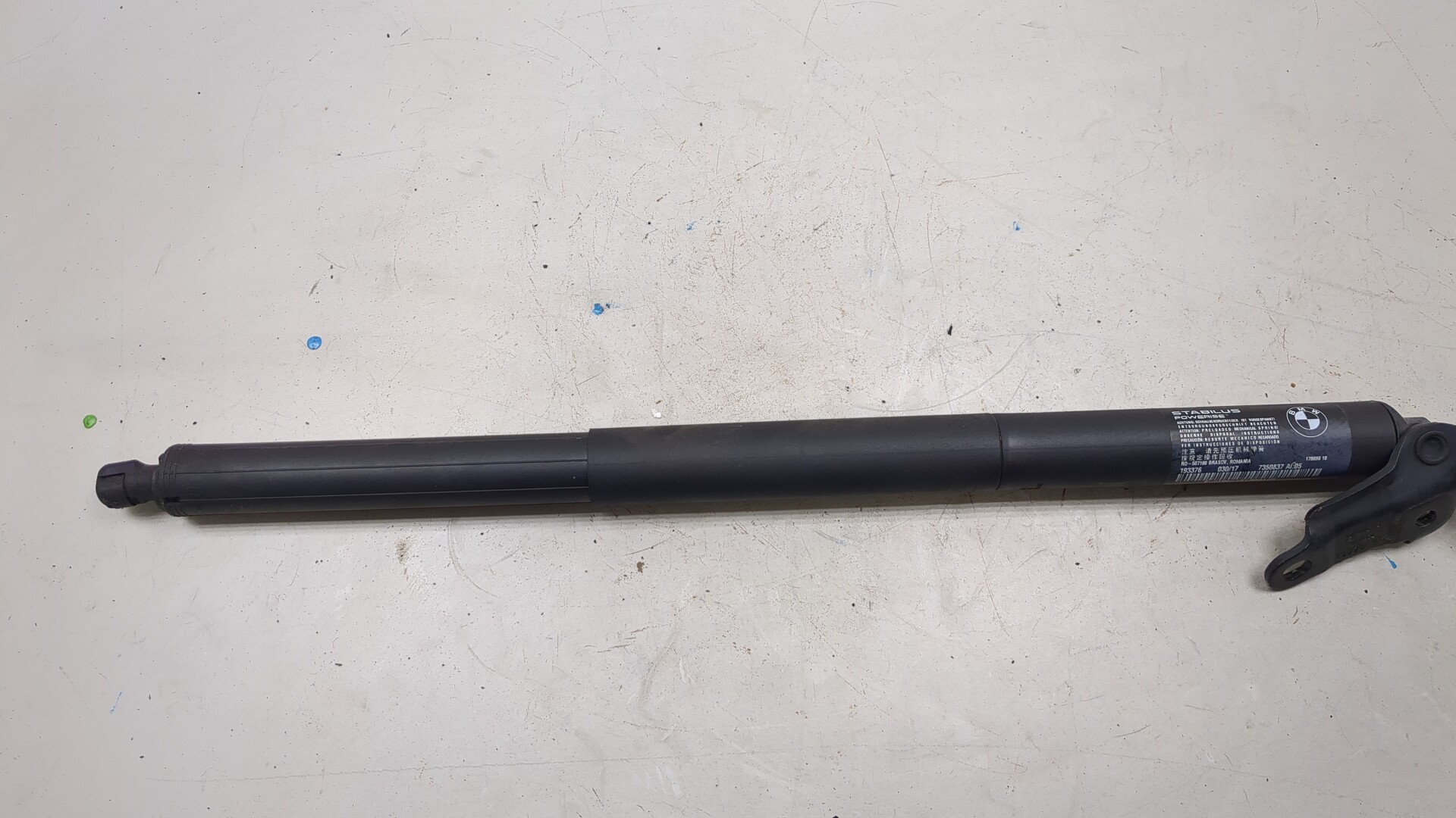 Амортизатор крышки багажника