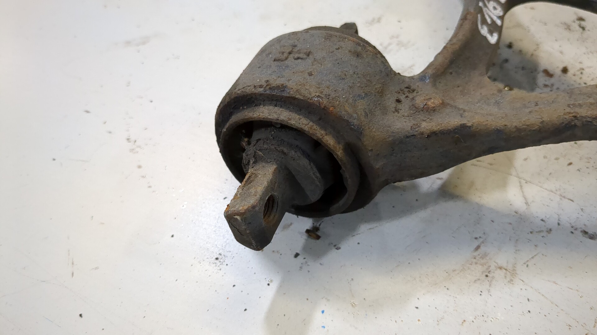 Рычаг передний левый