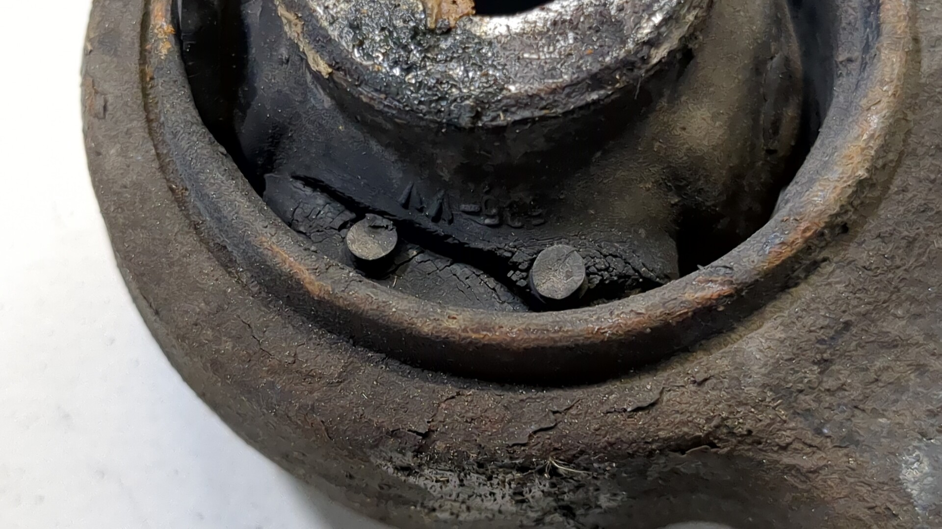 Рычаг передний левый