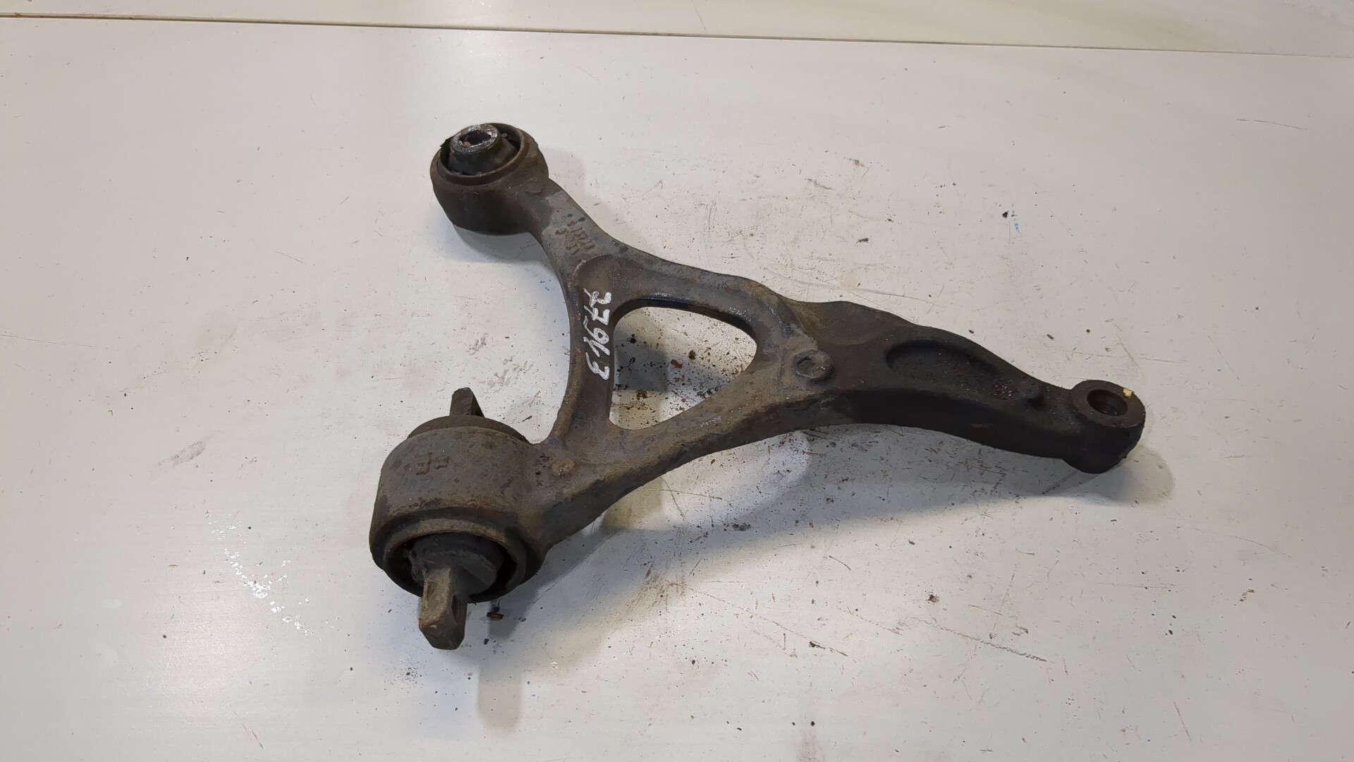 Рычаг передний левый