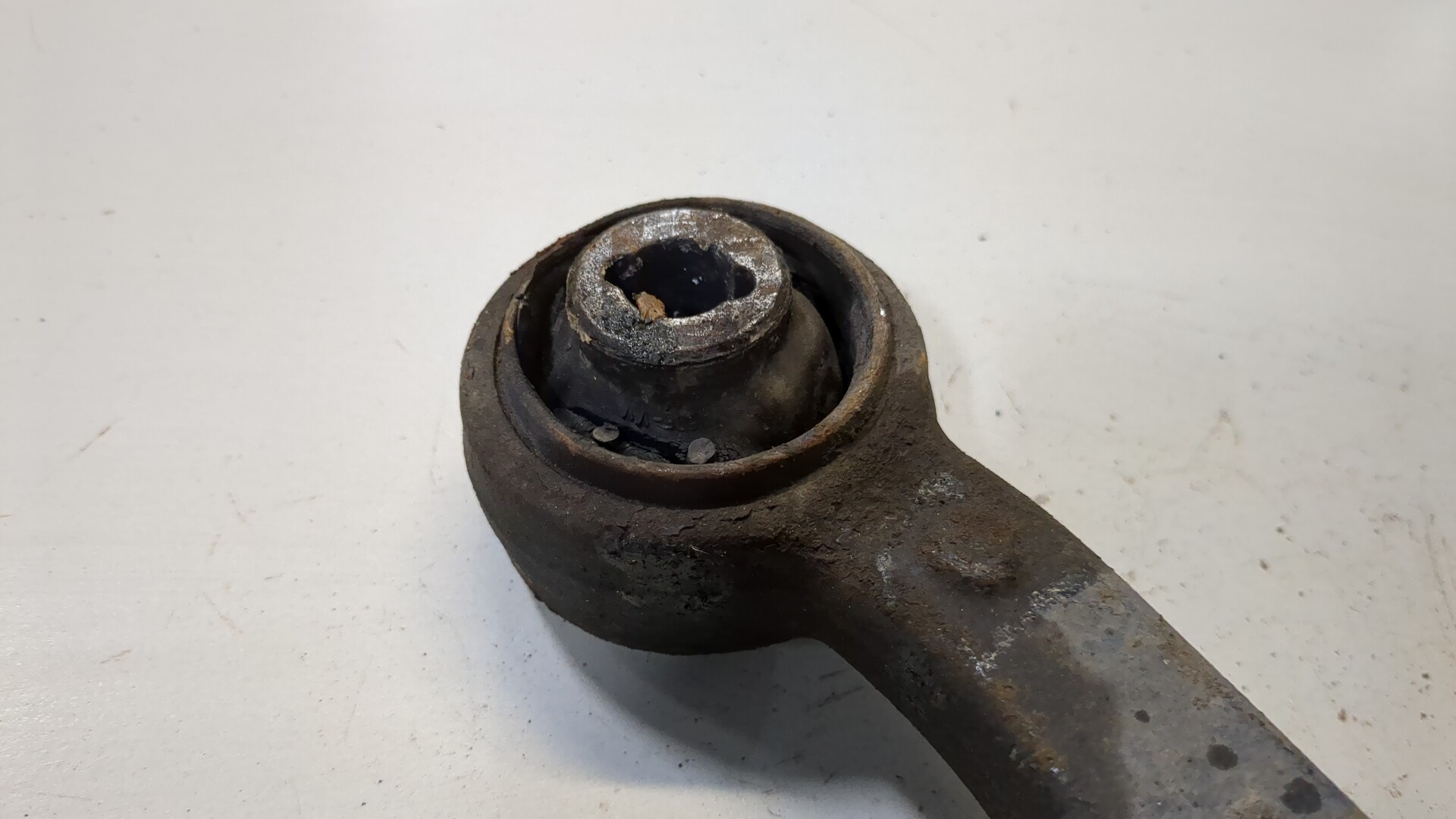 Рычаг передний левый