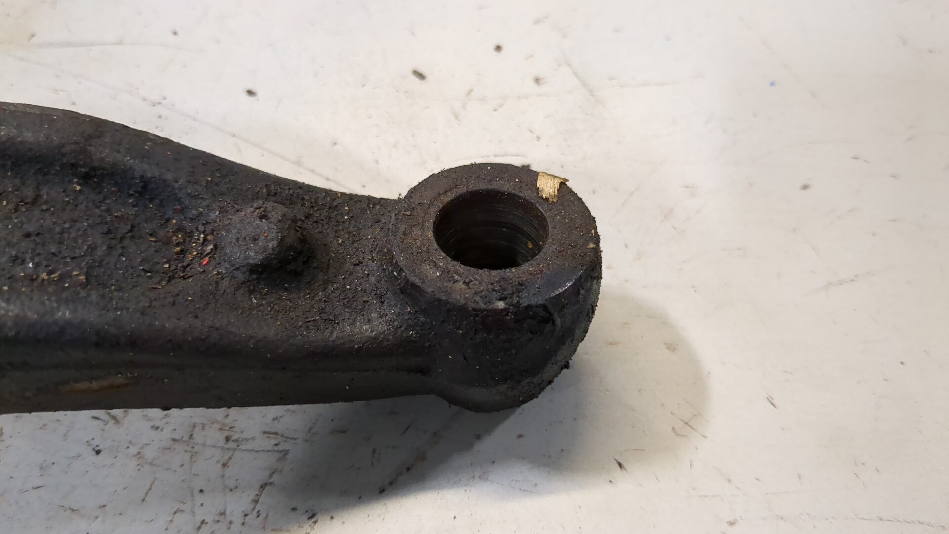 Рычаг передний левый