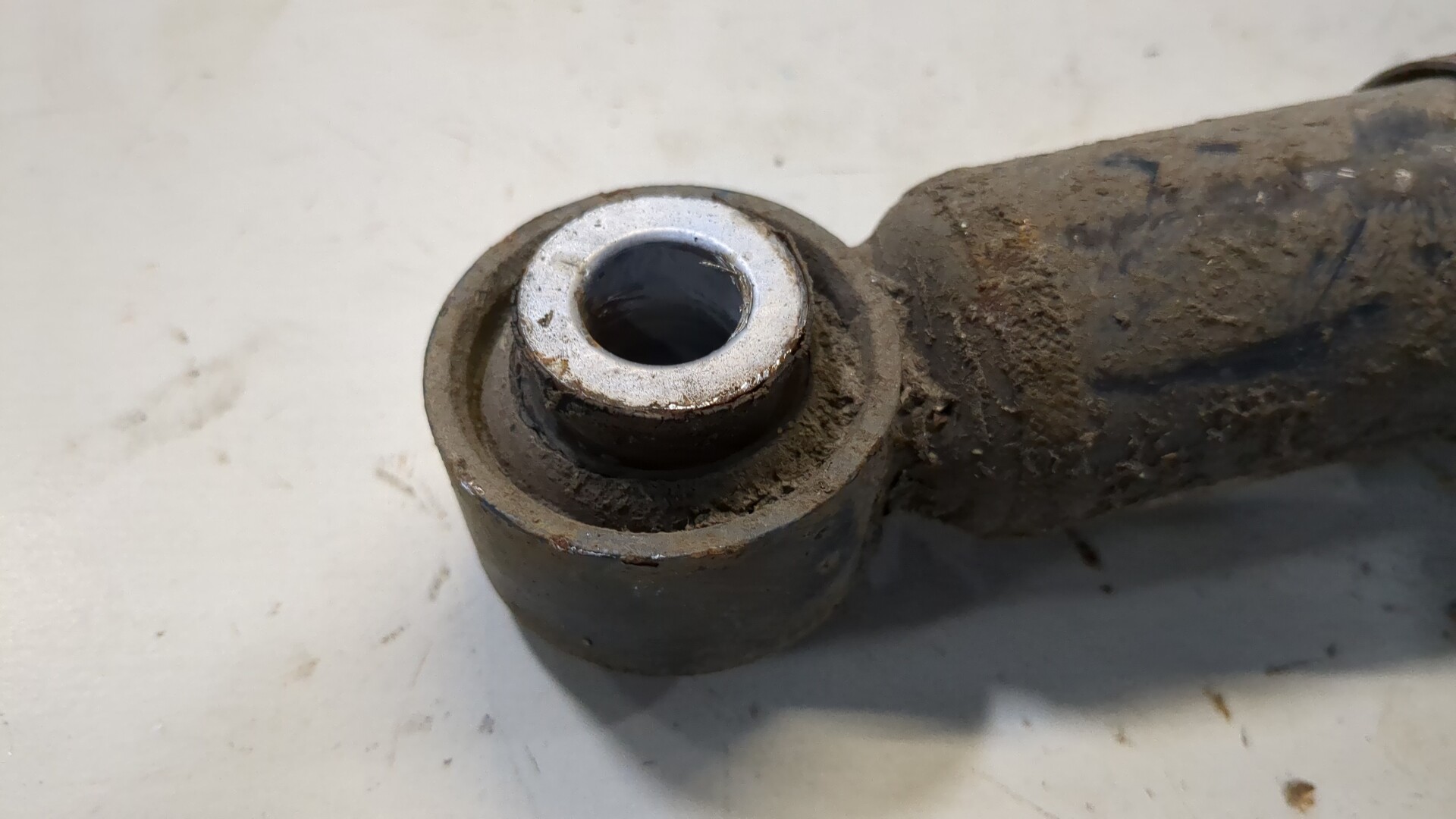 Амортизатор задний левый