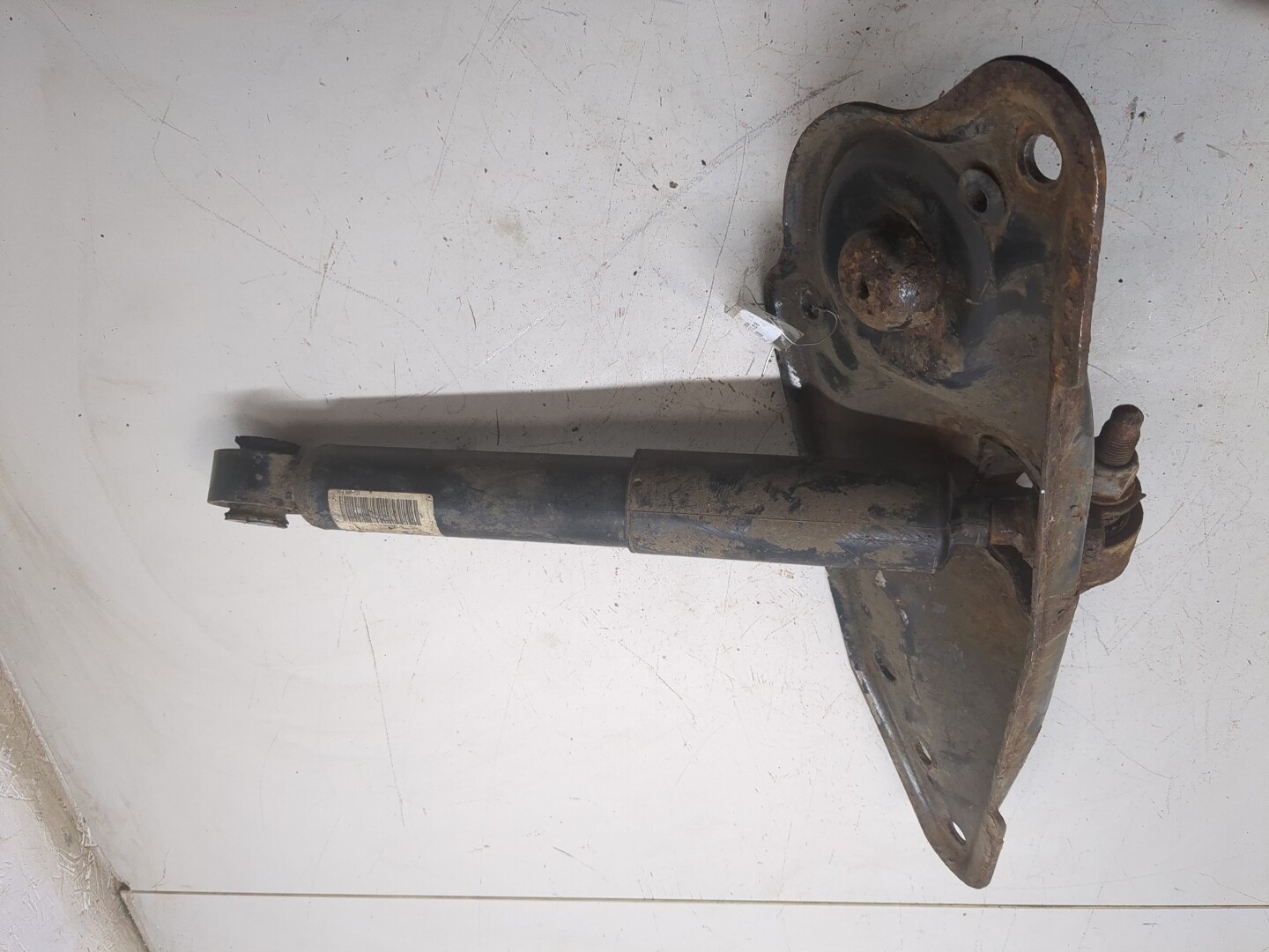 Амортизатор задний левый