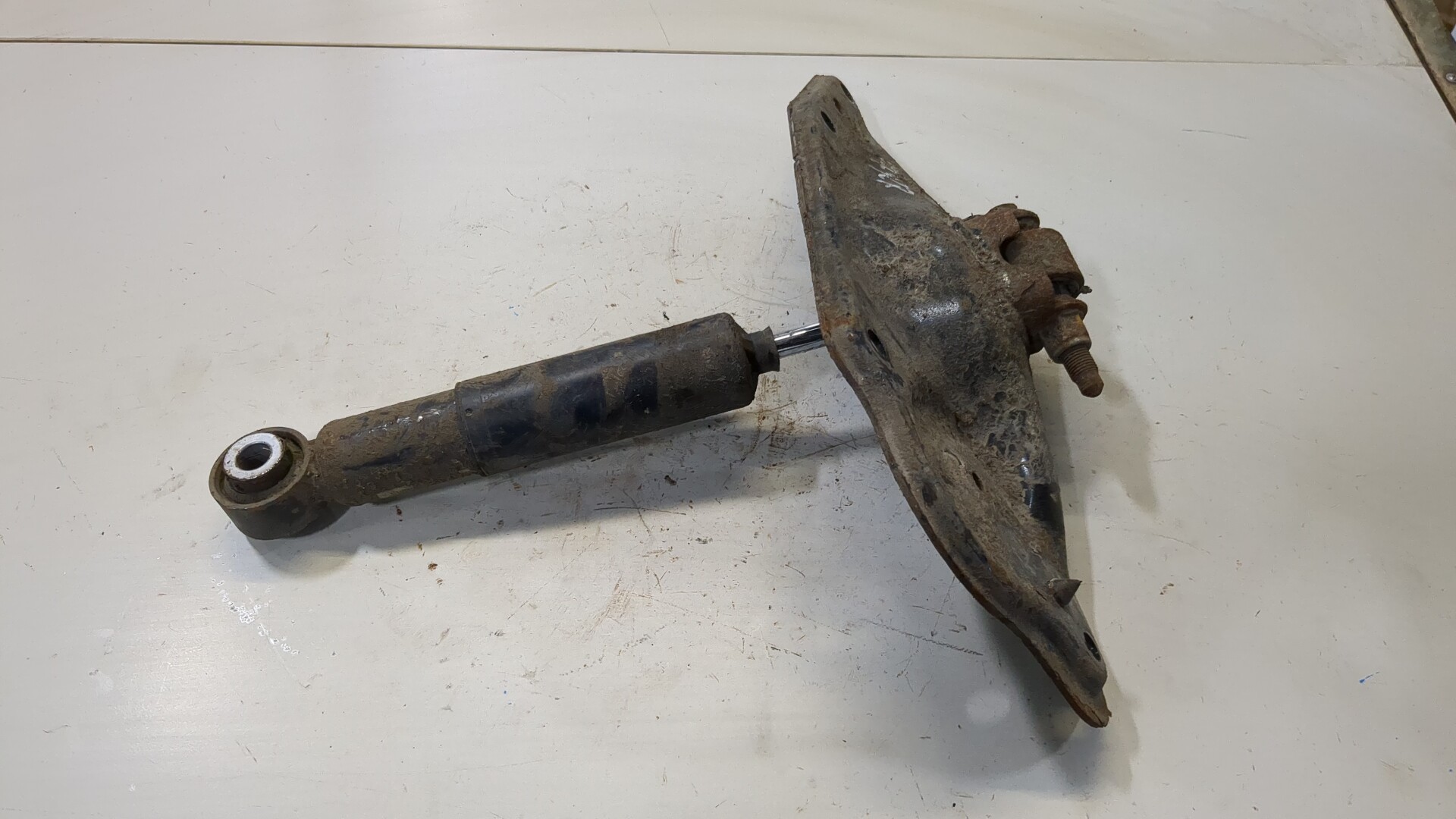 Амортизатор задний левый