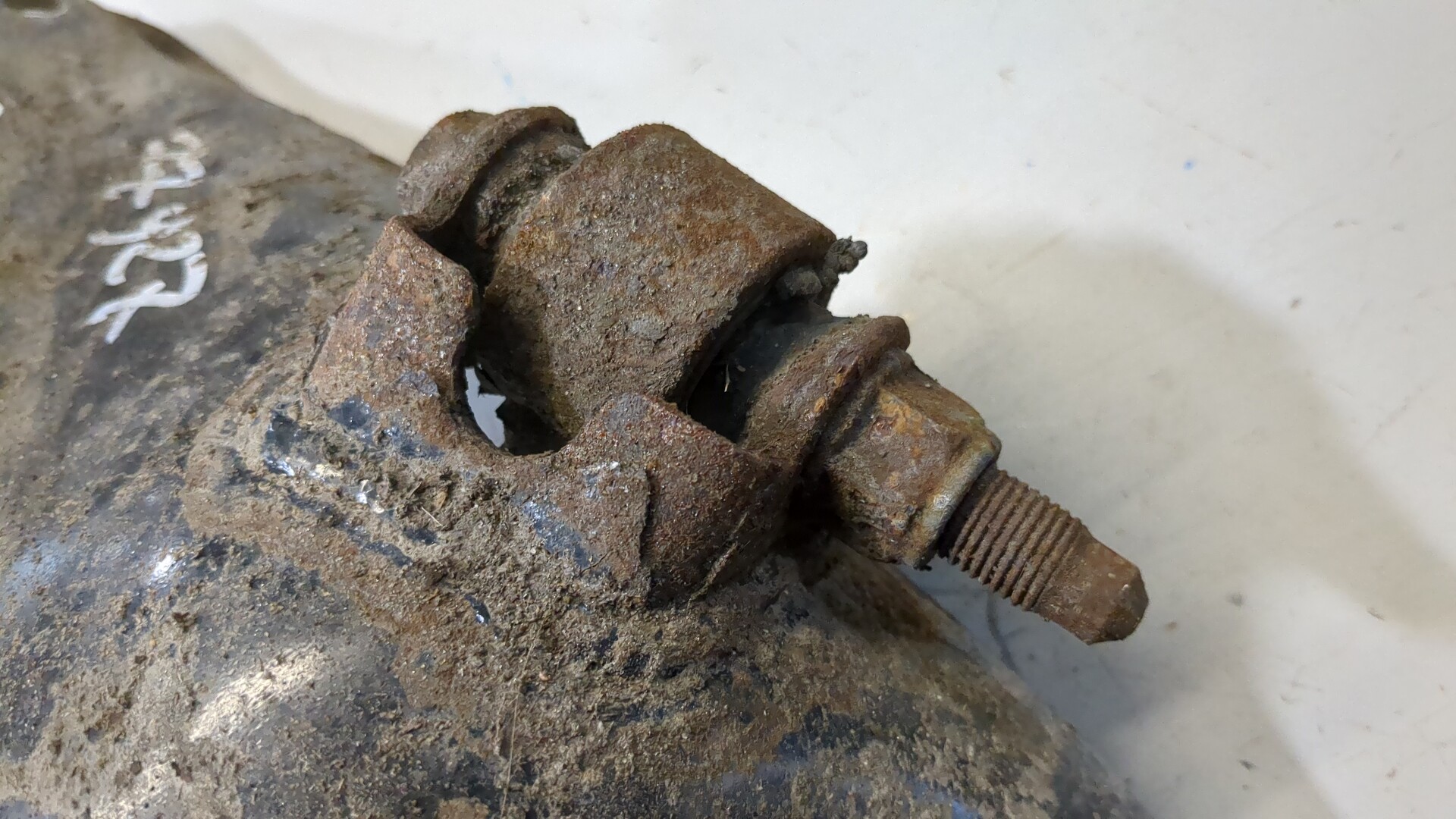 Амортизатор задний левый