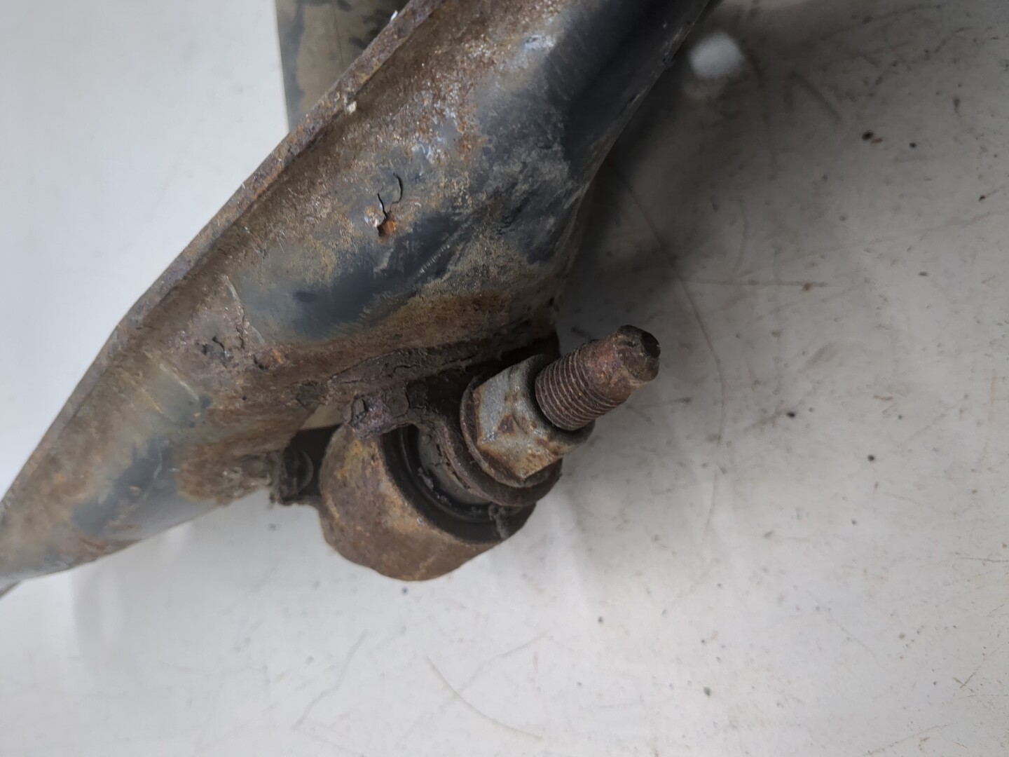 Амортизатор задний левый