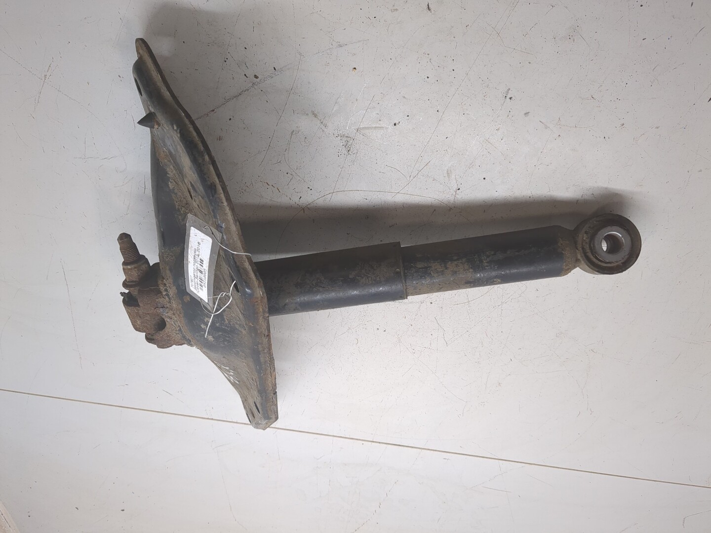 Амортизатор задний левый