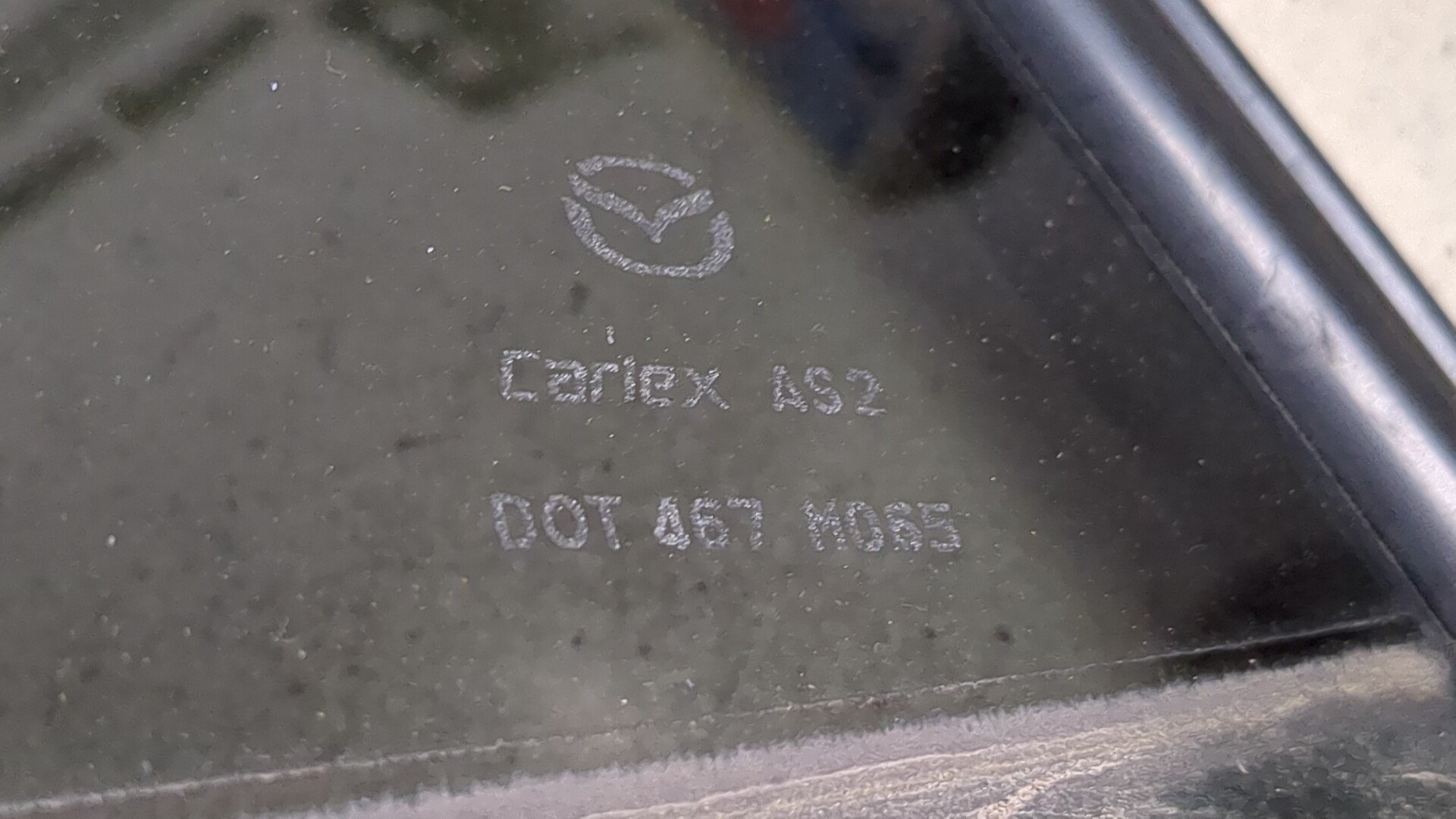 Стекло двери задней левой (форточка)