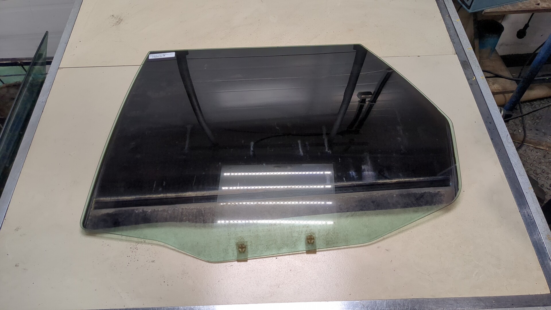 Стекло двери задней левой