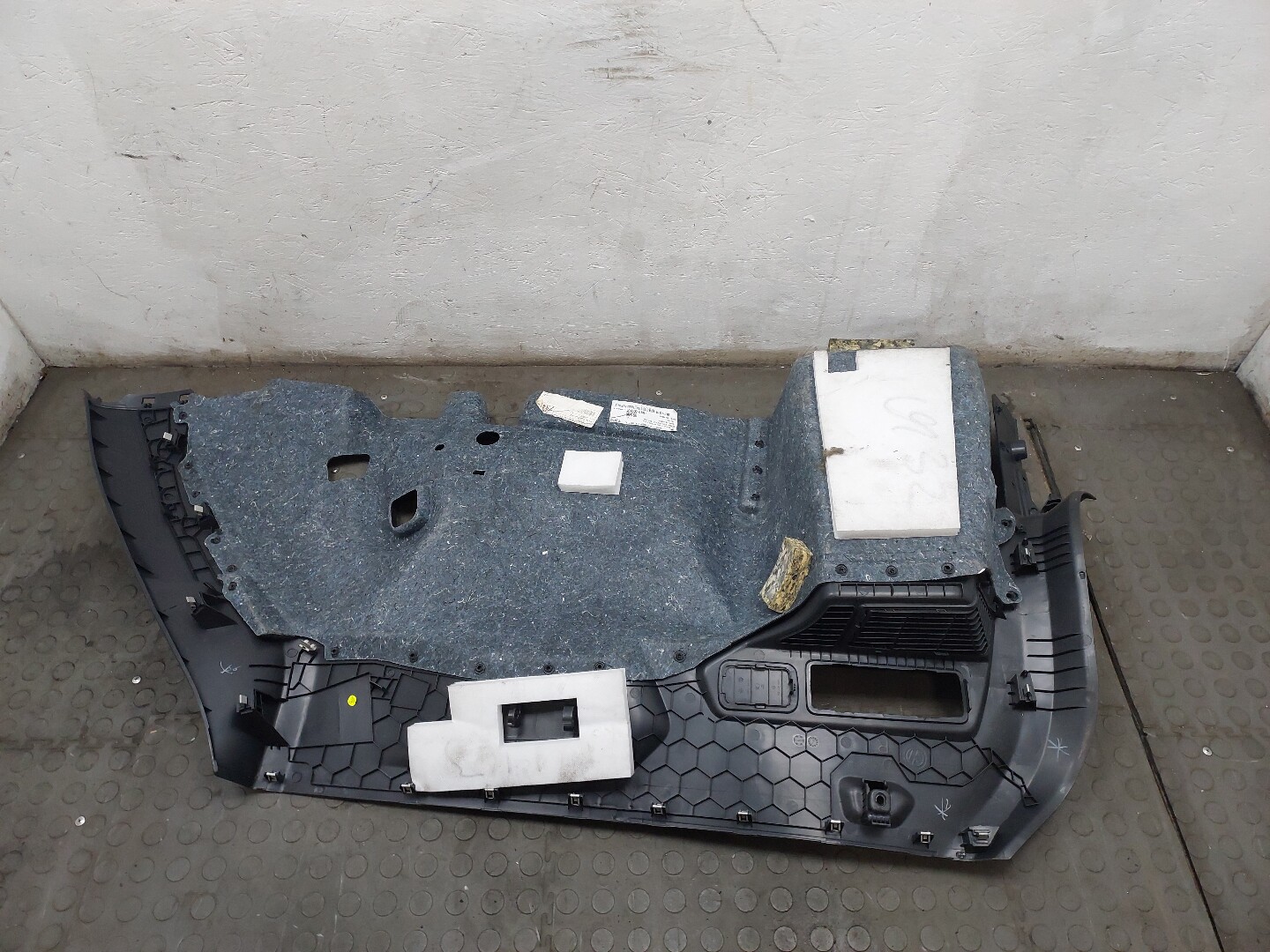 Обшивка багажника