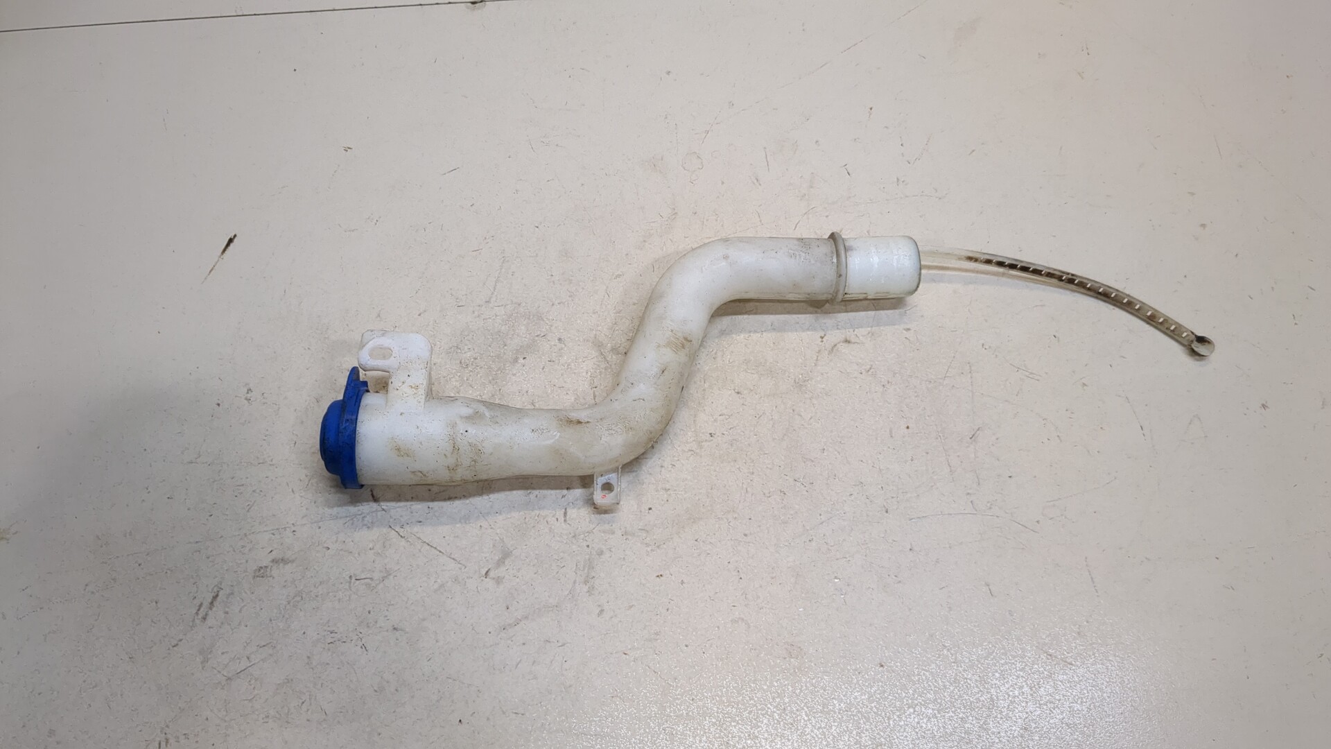 Горловина бачка омывателя