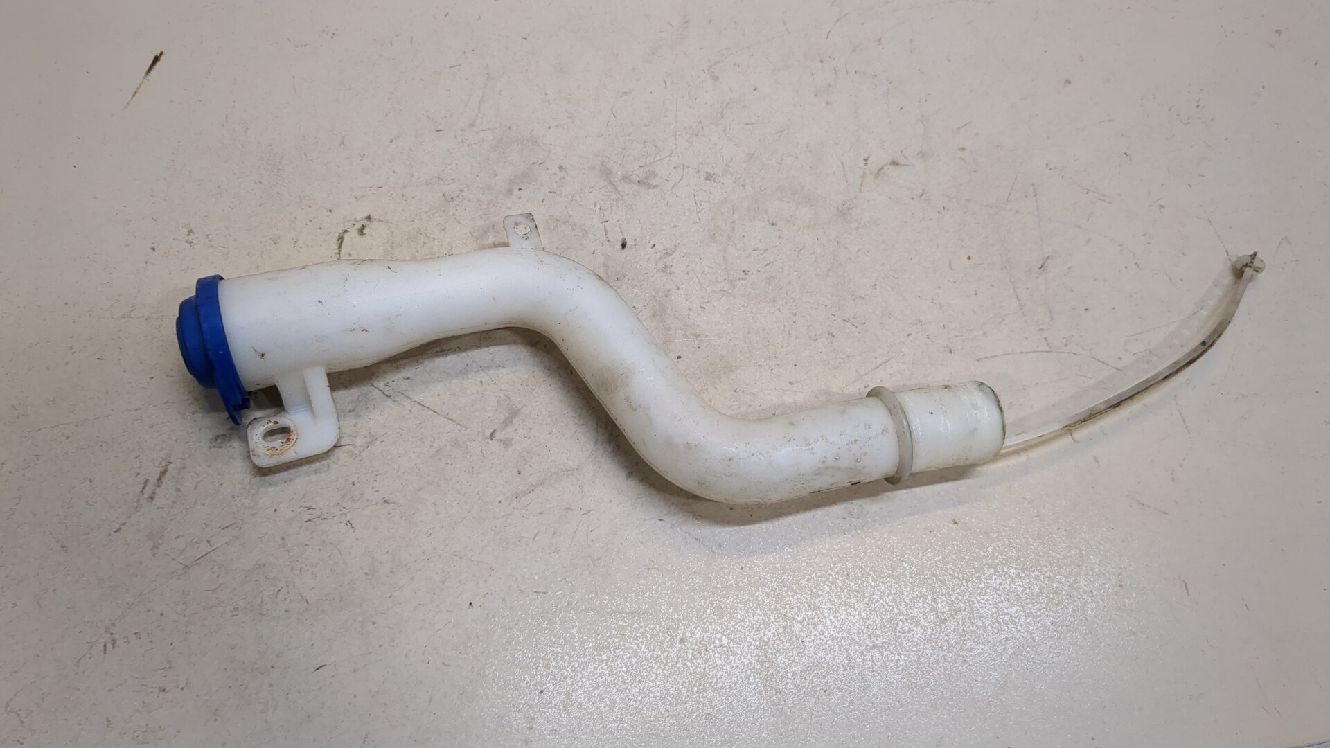 Горловина бачка омывателя