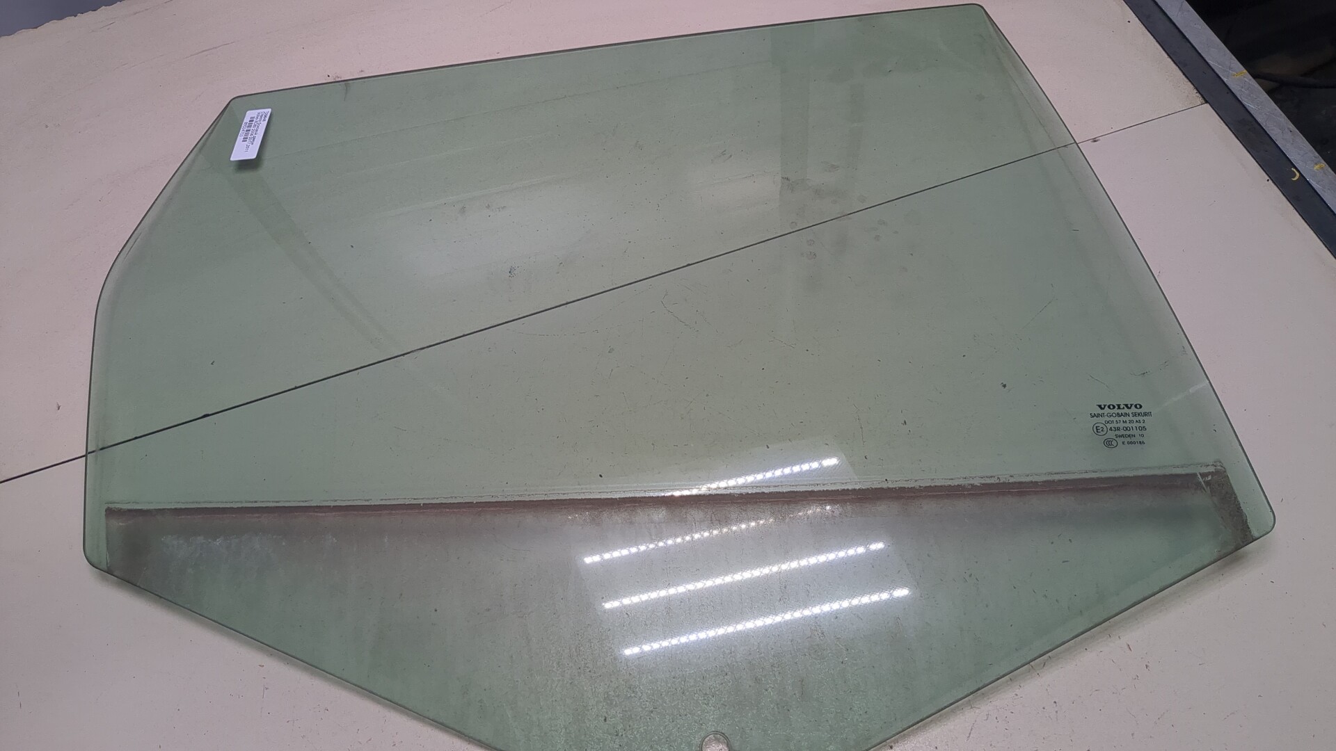 Стекло двери задней правой