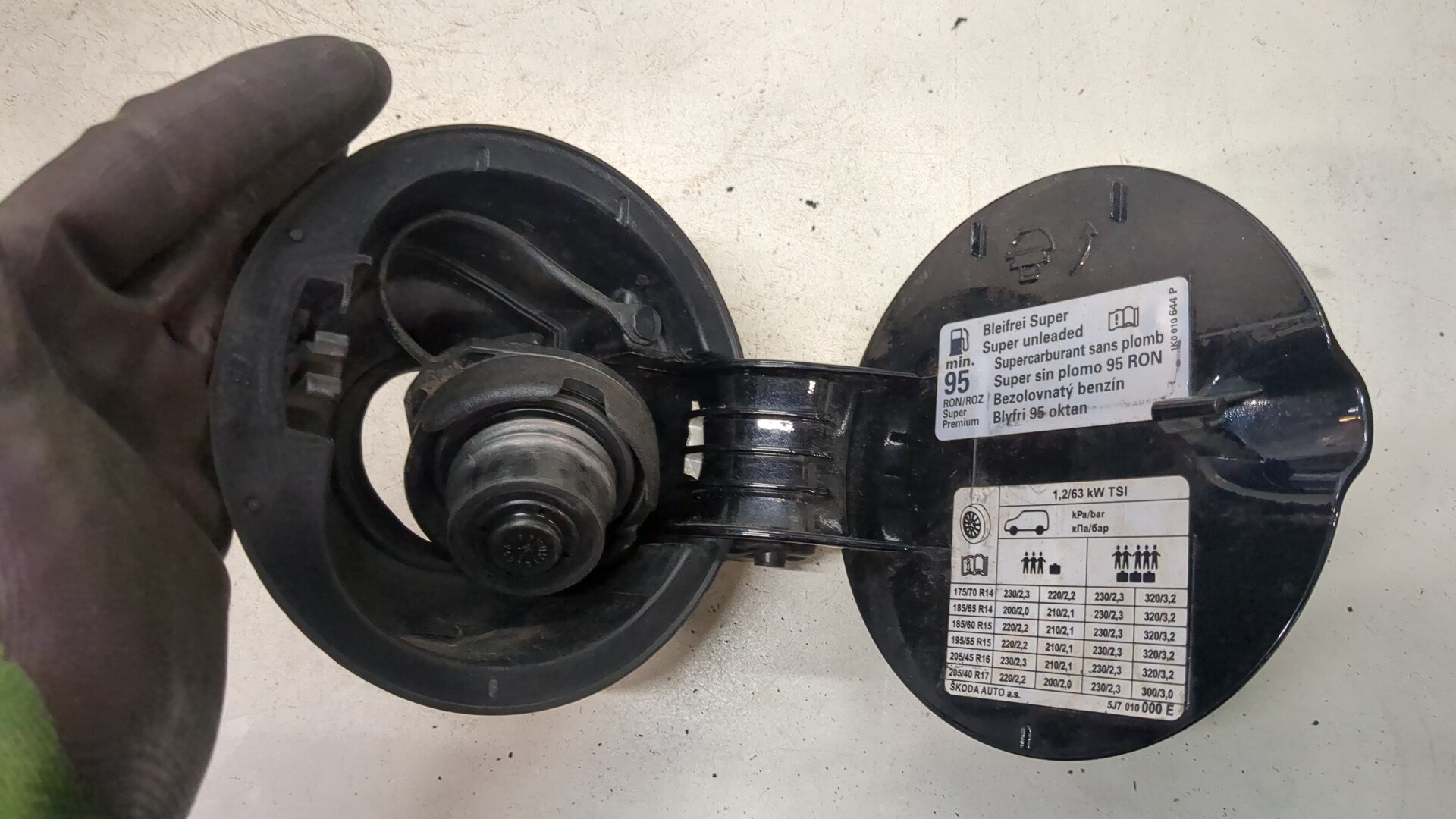 Лючок бензобака