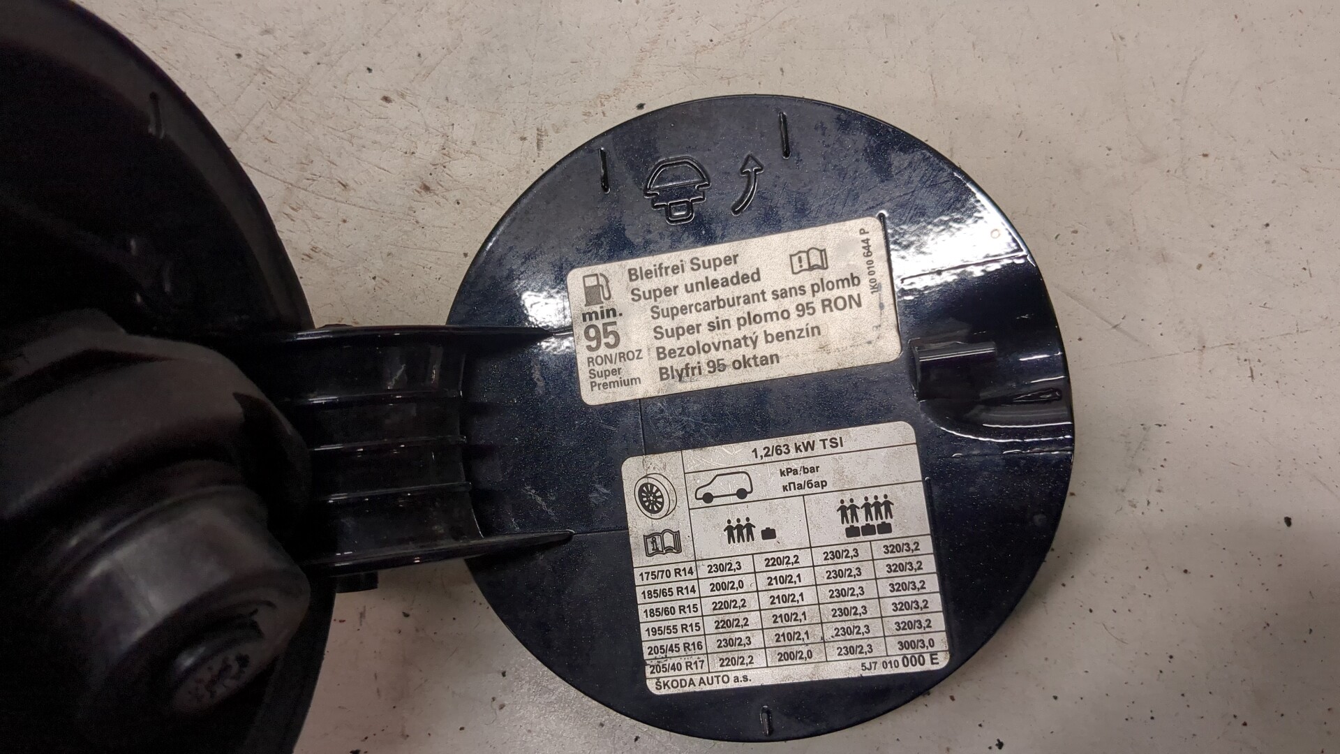 Лючок бензобака