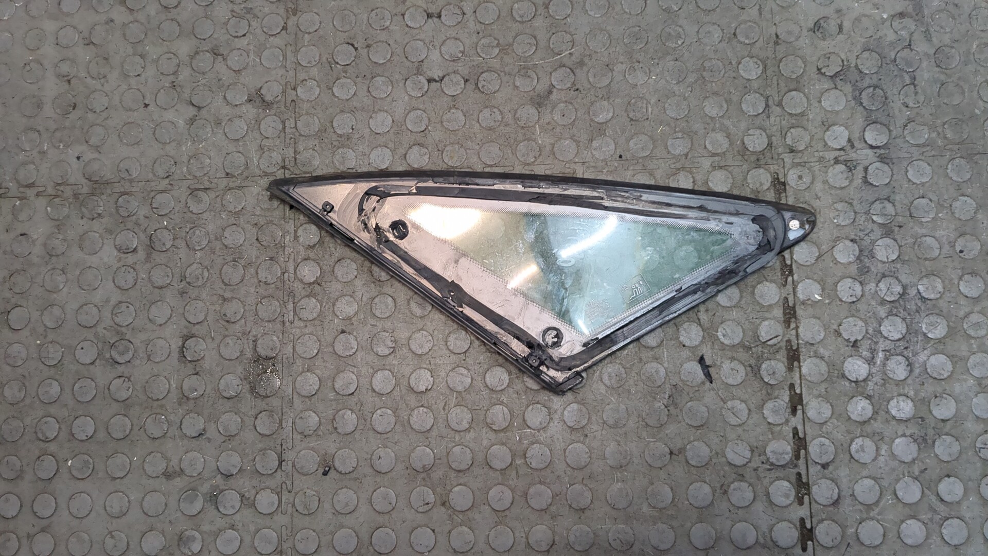 Стекло кузовное глухое правое