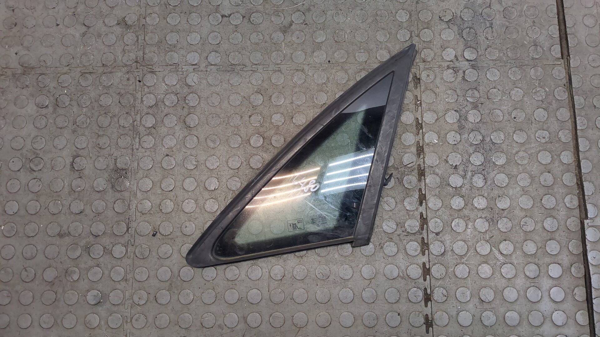 Стекло кузовное глухое правое