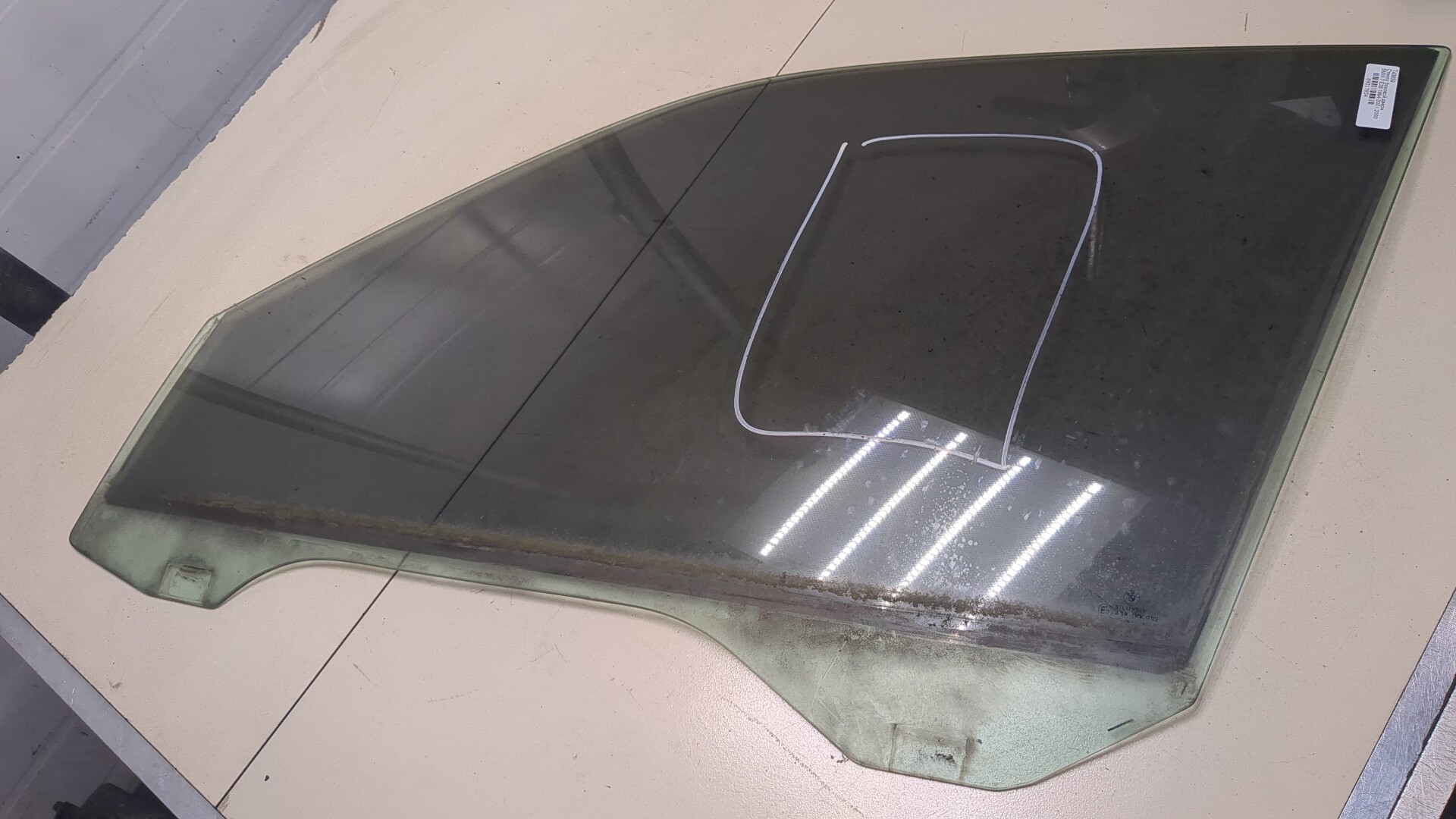 Стекло двери передней левой