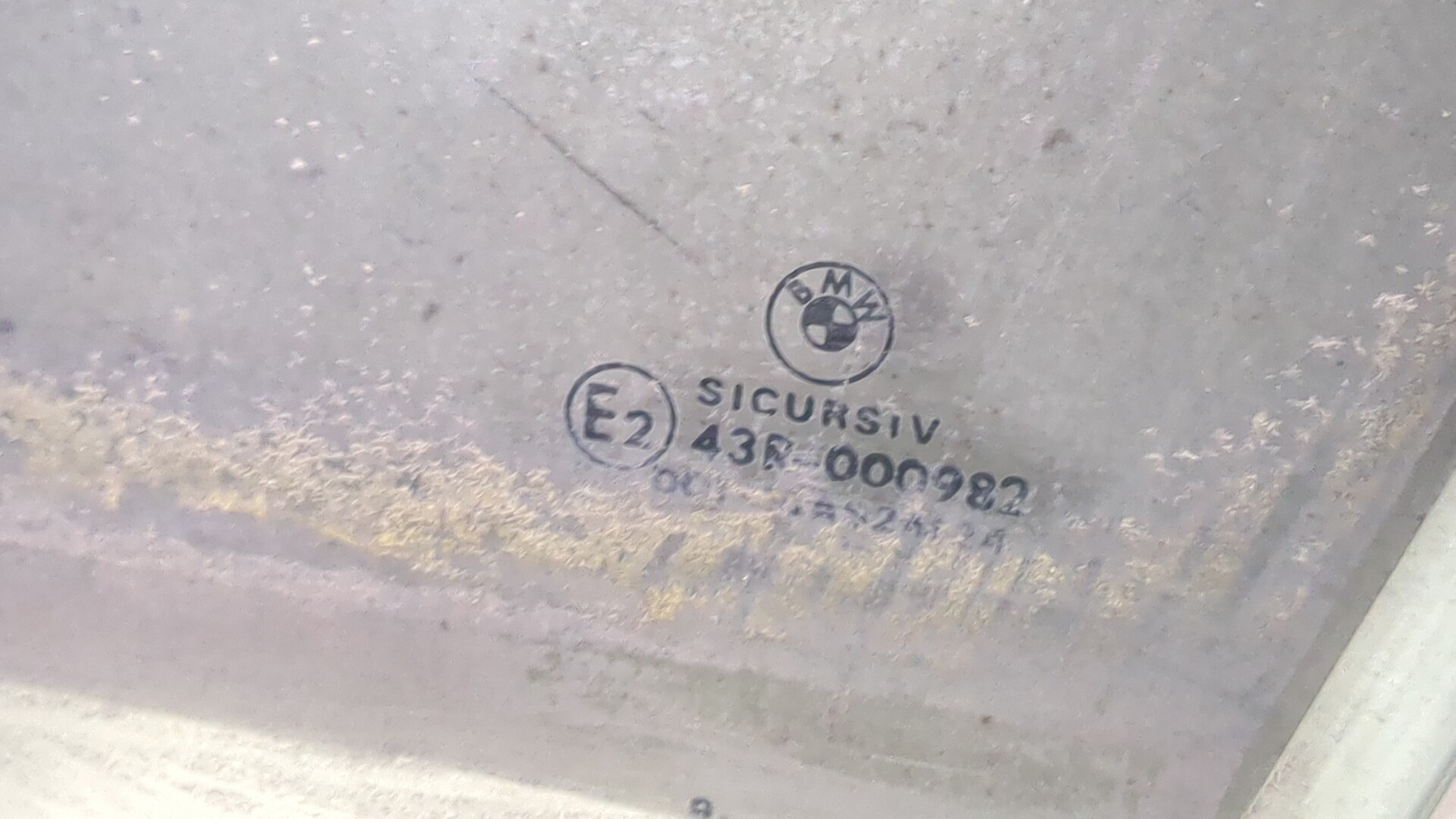 Стекло двери передней левой