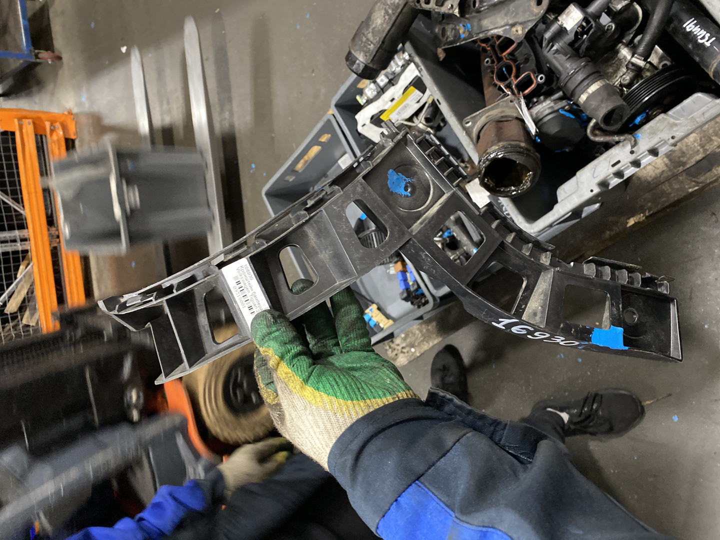 Кронштейн заднего бампера правый