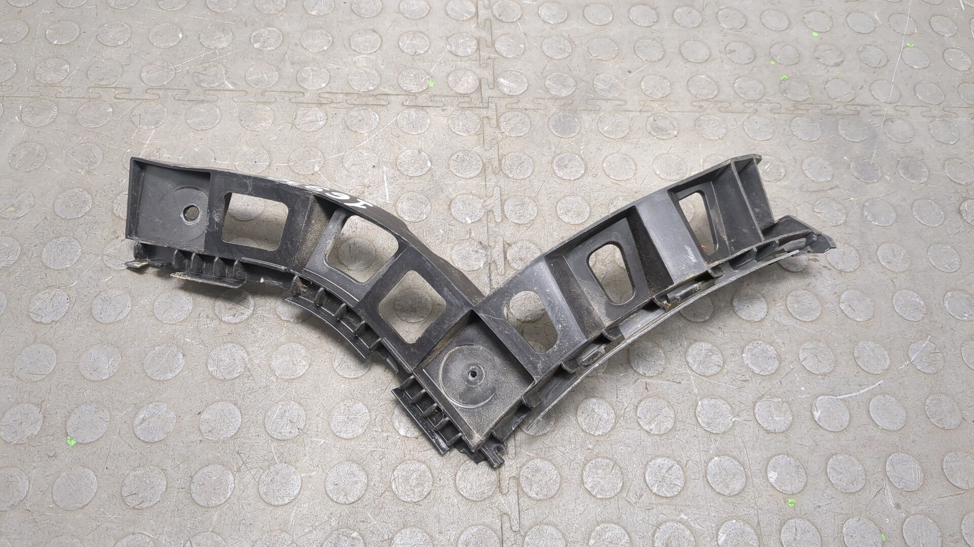 Кронштейн заднего бампера правый