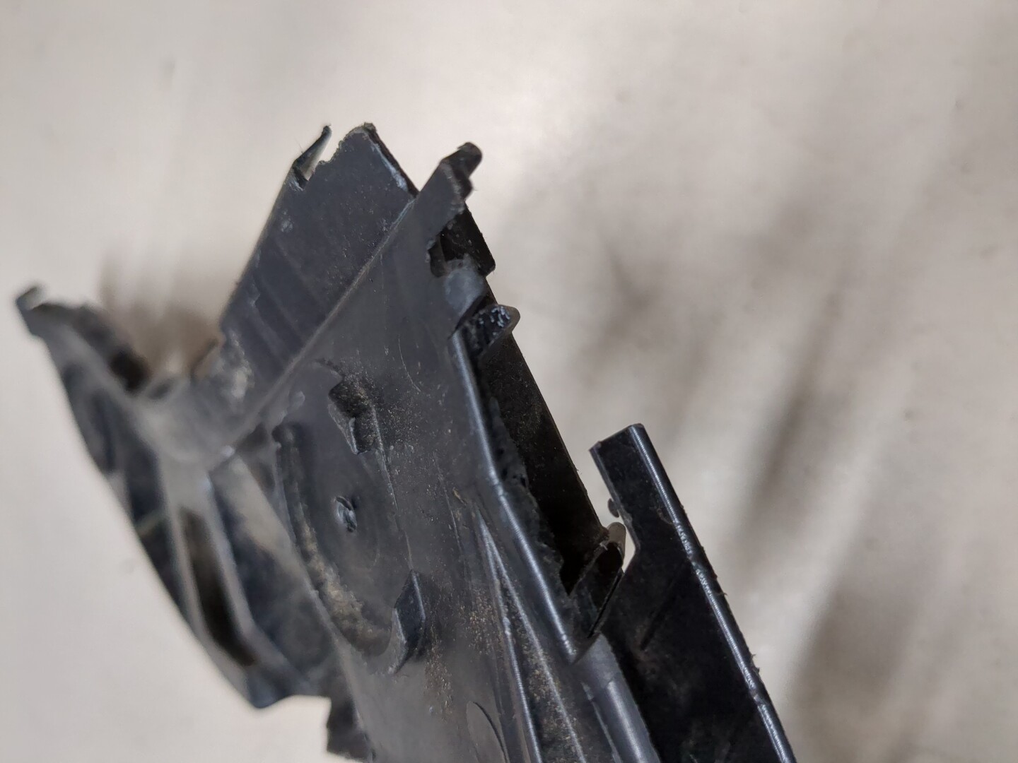 Кронштейн заднего бампера правый