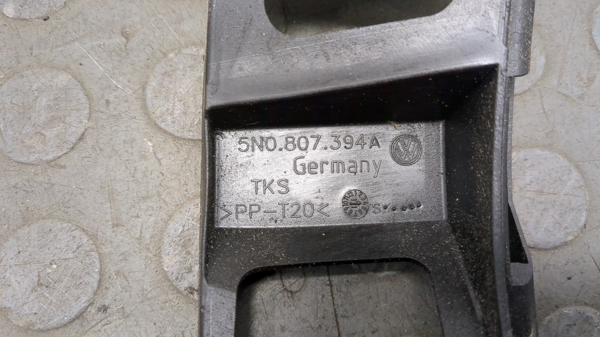 Кронштейн заднего бампера правый