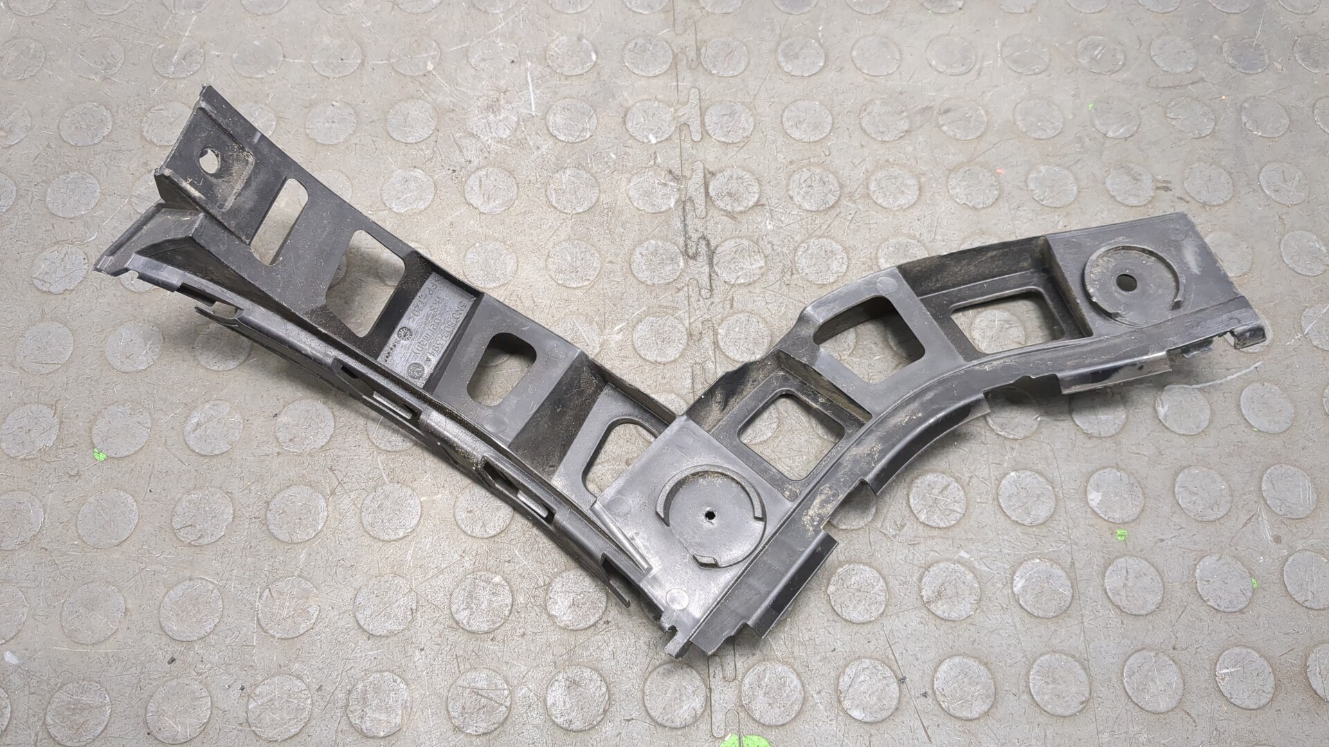 Кронштейн заднего бампера правый