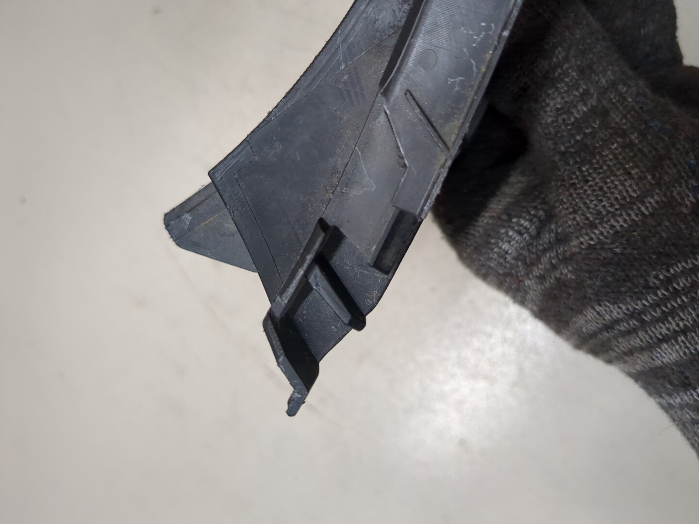 Кронштейн заднего бампера правый