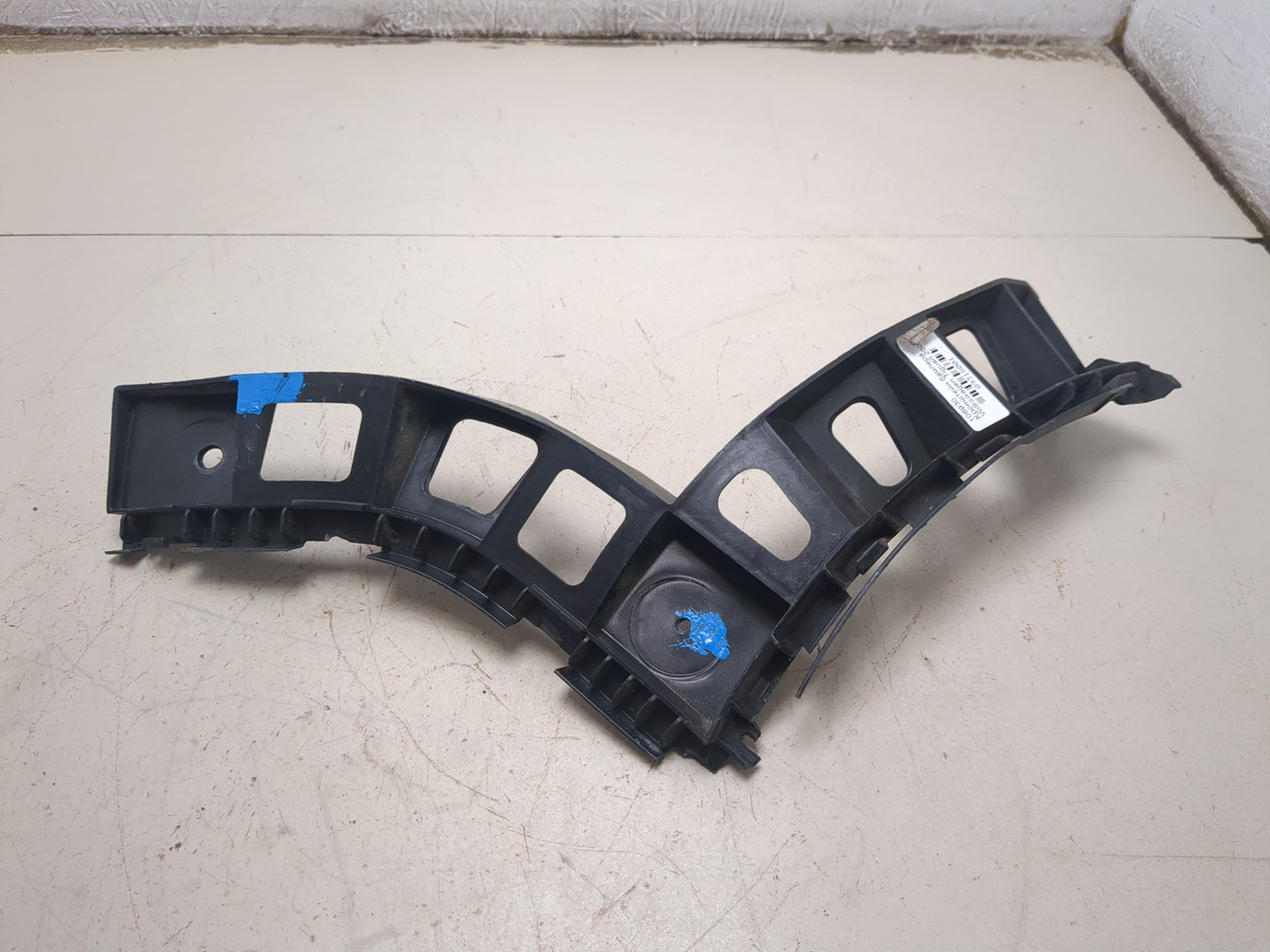 Кронштейн заднего бампера правый