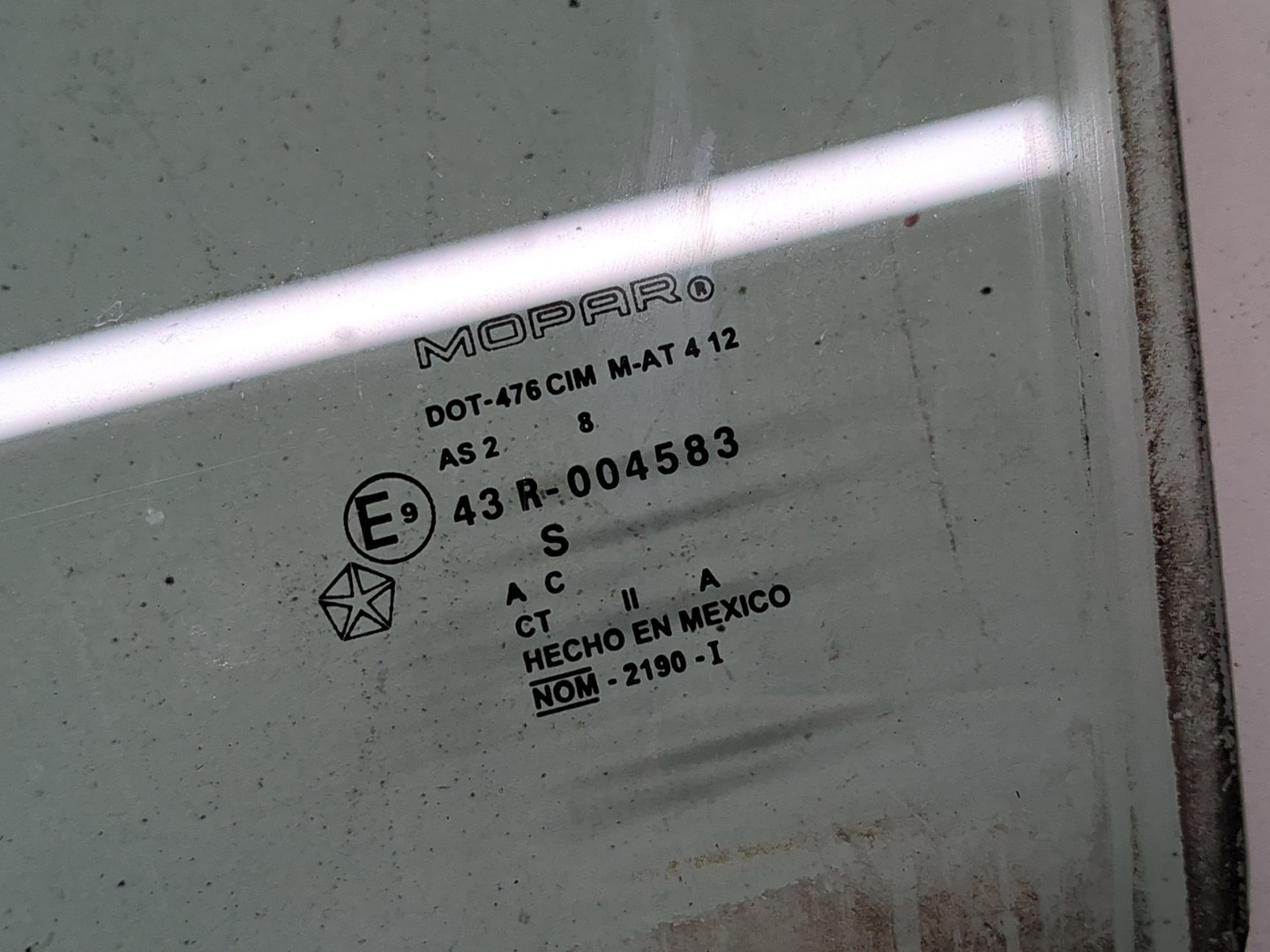 Стекло двери передней левой