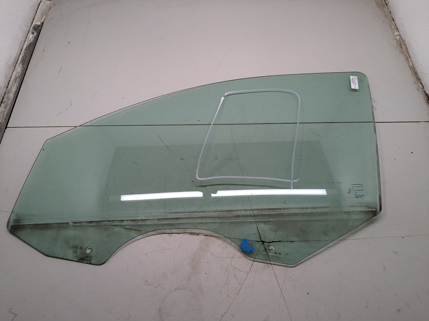 Стекло двери передней левой